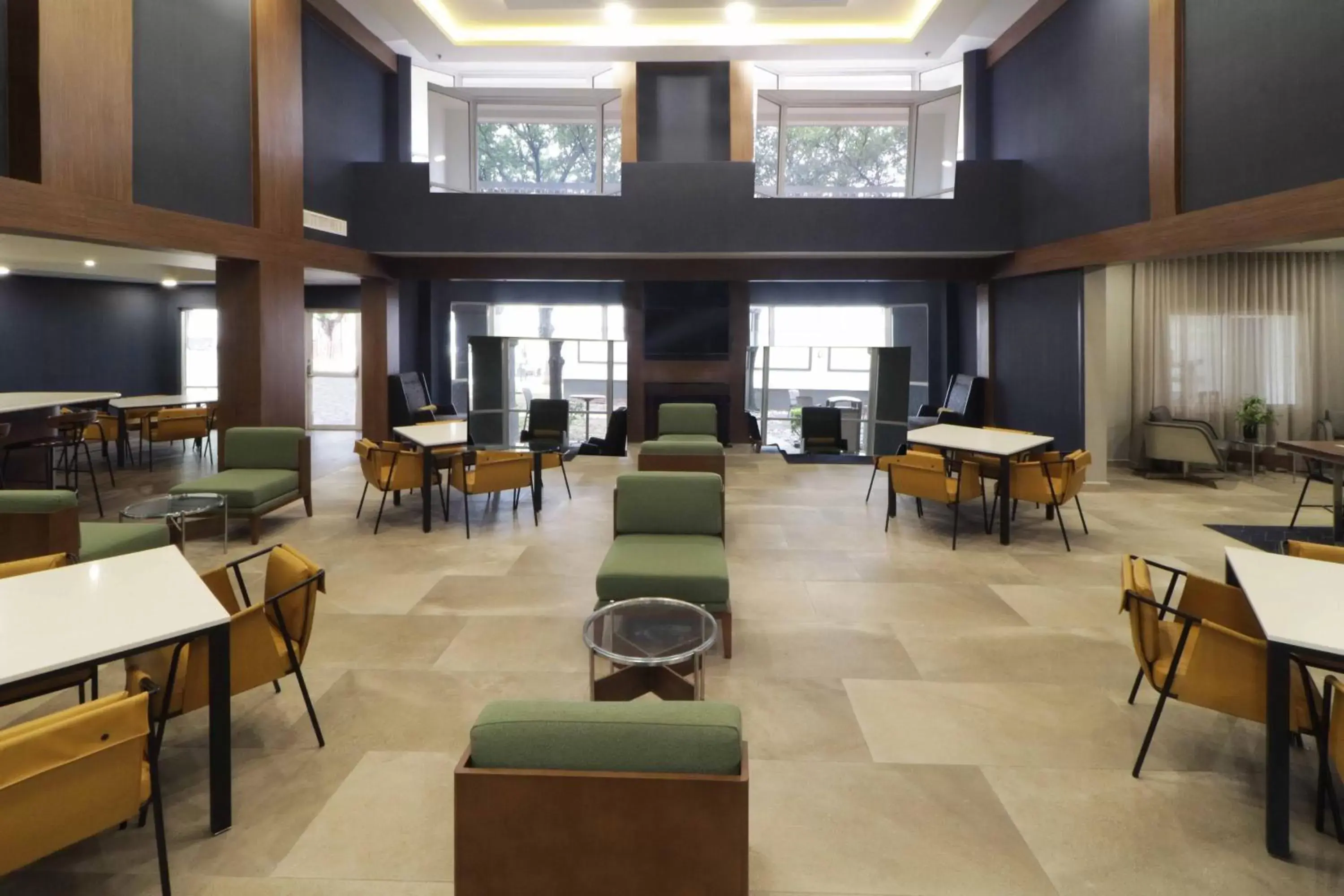 Seating area, Restaurant/Places to Eat in Courtyard Monterrey Airport