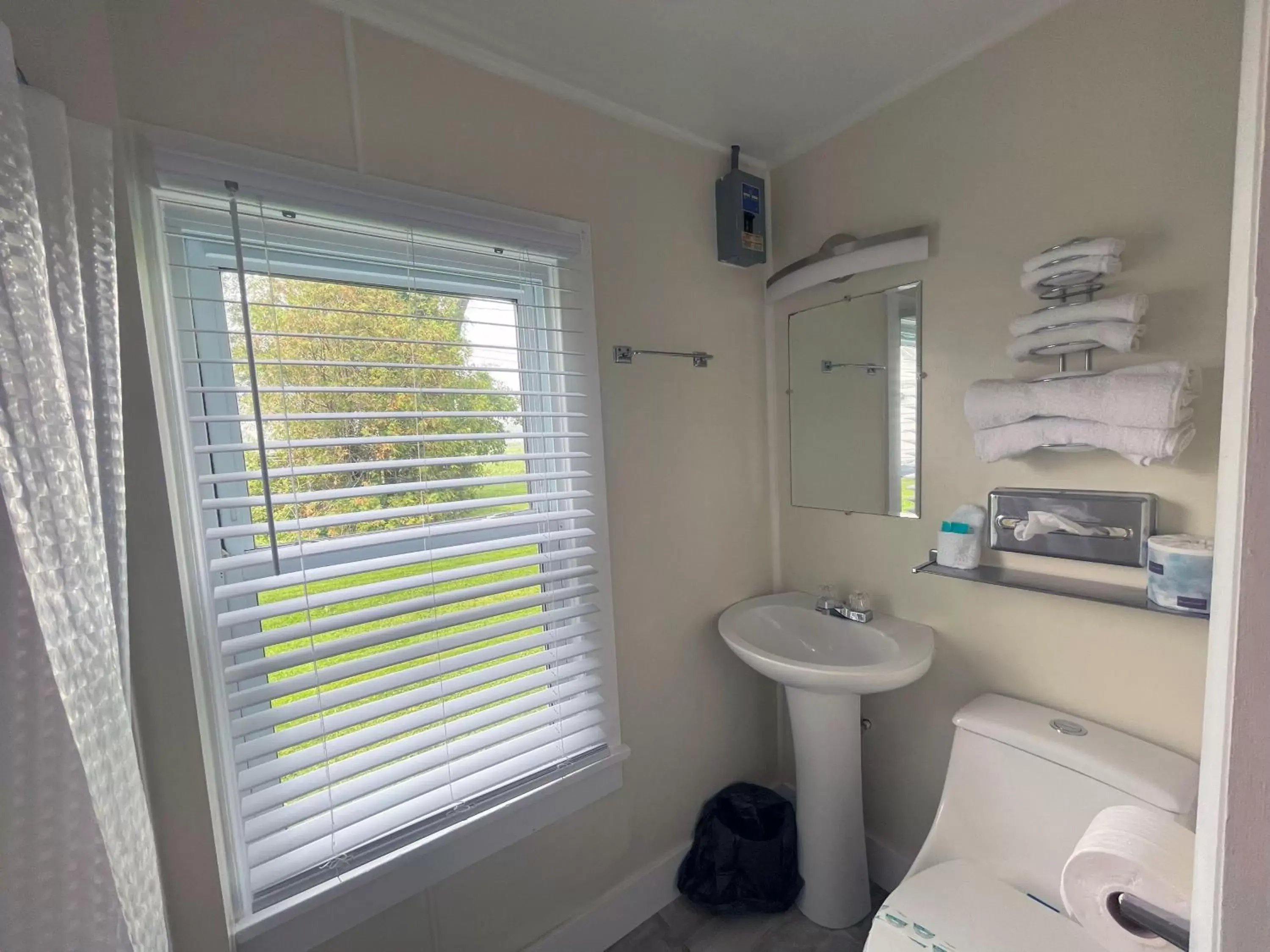 Bathroom in Plantation Motel