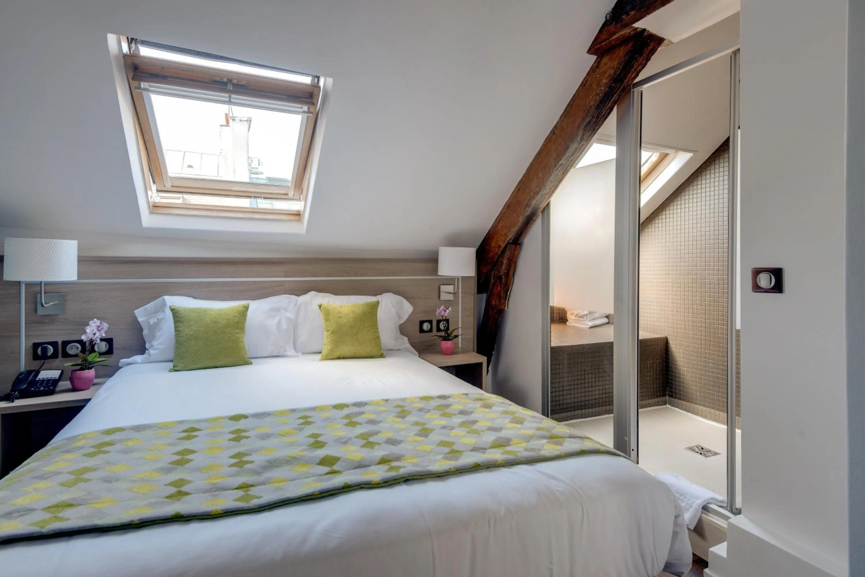 Bed in Hotel Chabrol Opera