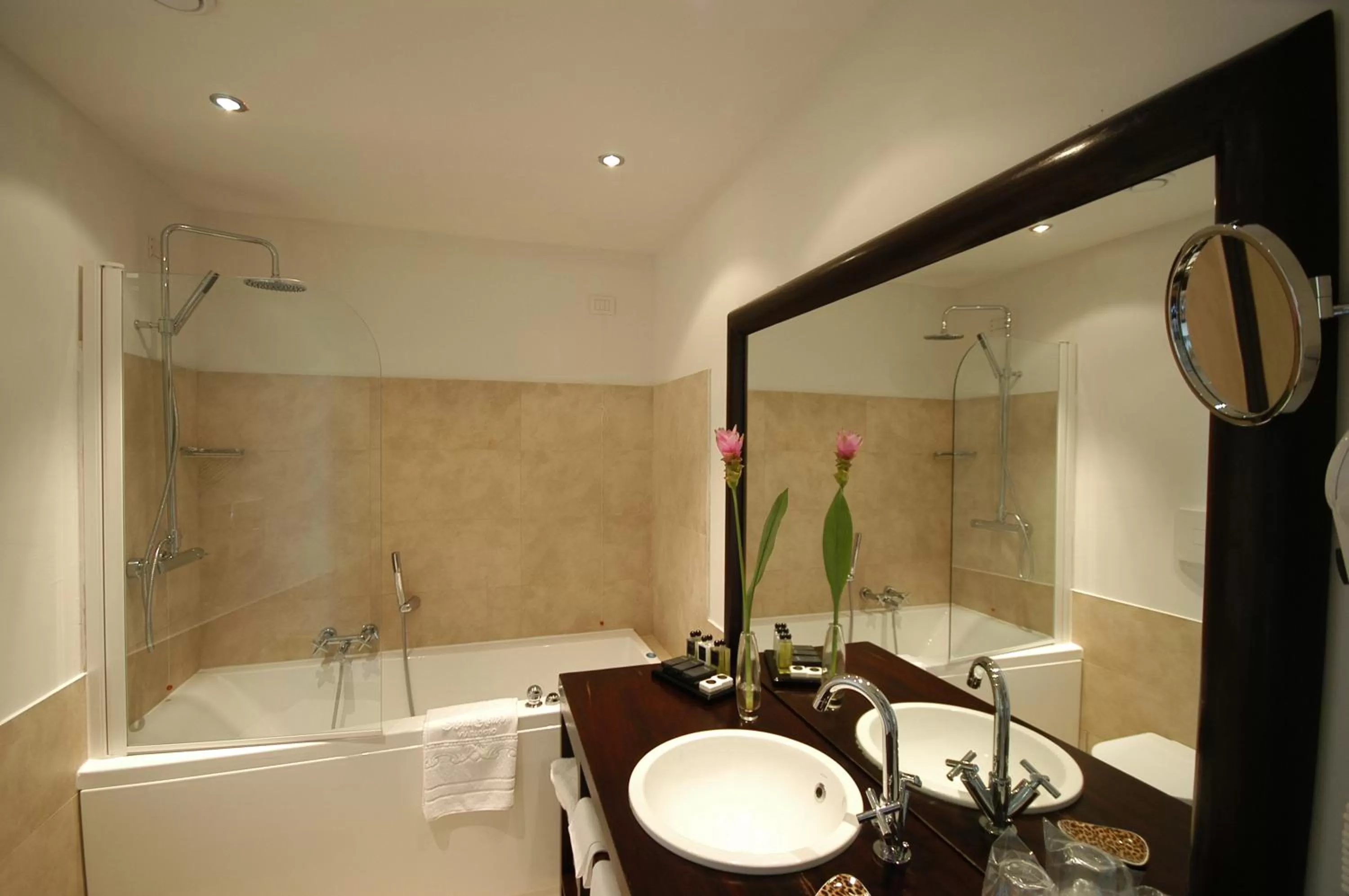 Bathroom in Hotel Sina Astor