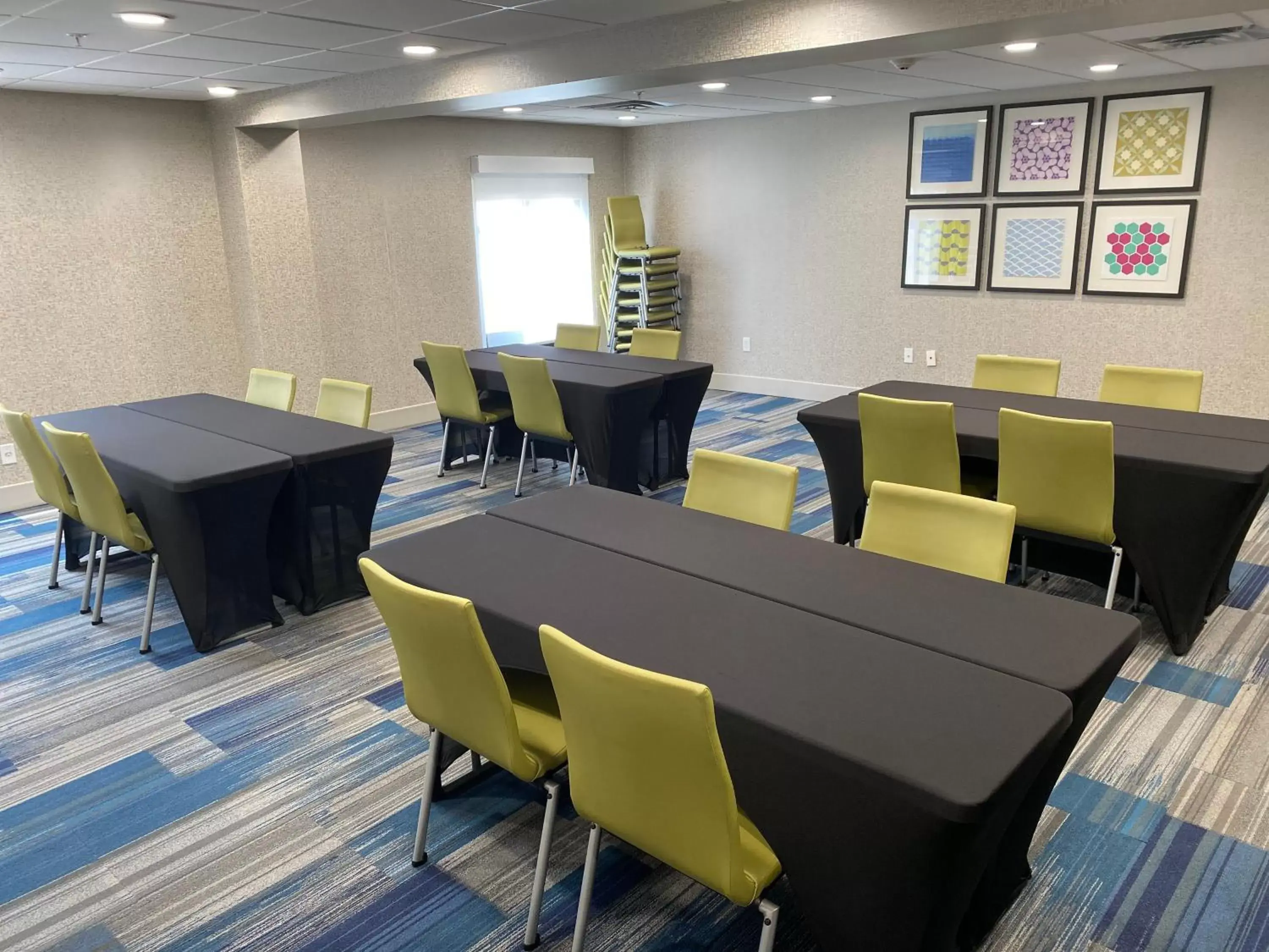 Meeting/conference room, Restaurant/Places to Eat in Holiday Inn Express Atlanta-Stone Mountain, an IHG Hotel
