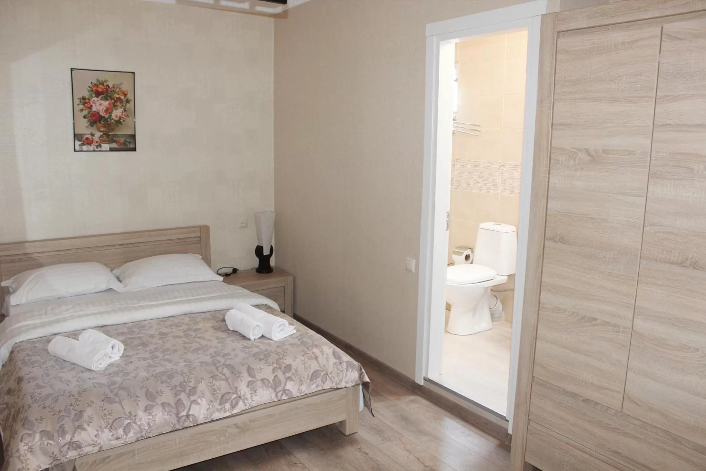 Toilet, Bed in Hotel Elegant Garden