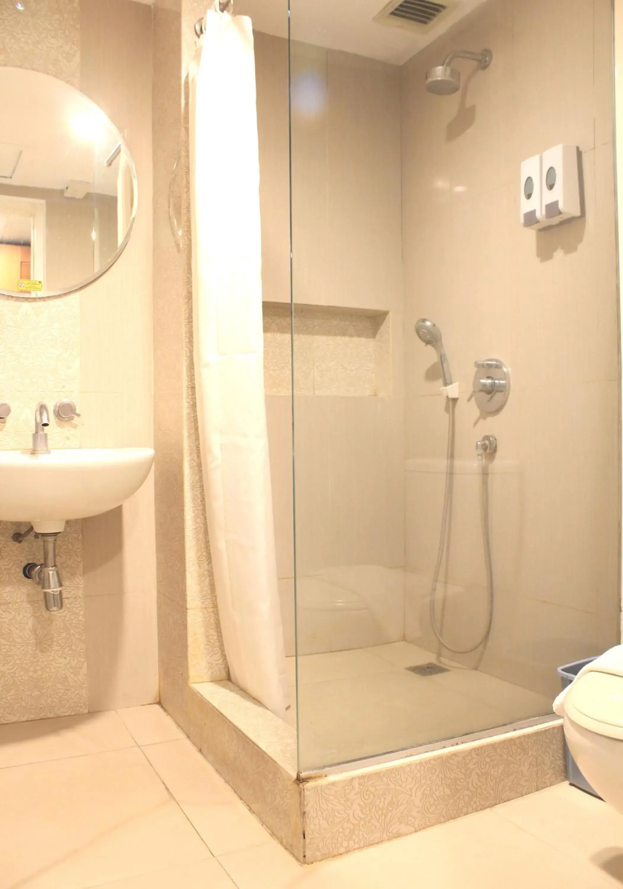 Bathroom in Lux Tychi Hotel Malang