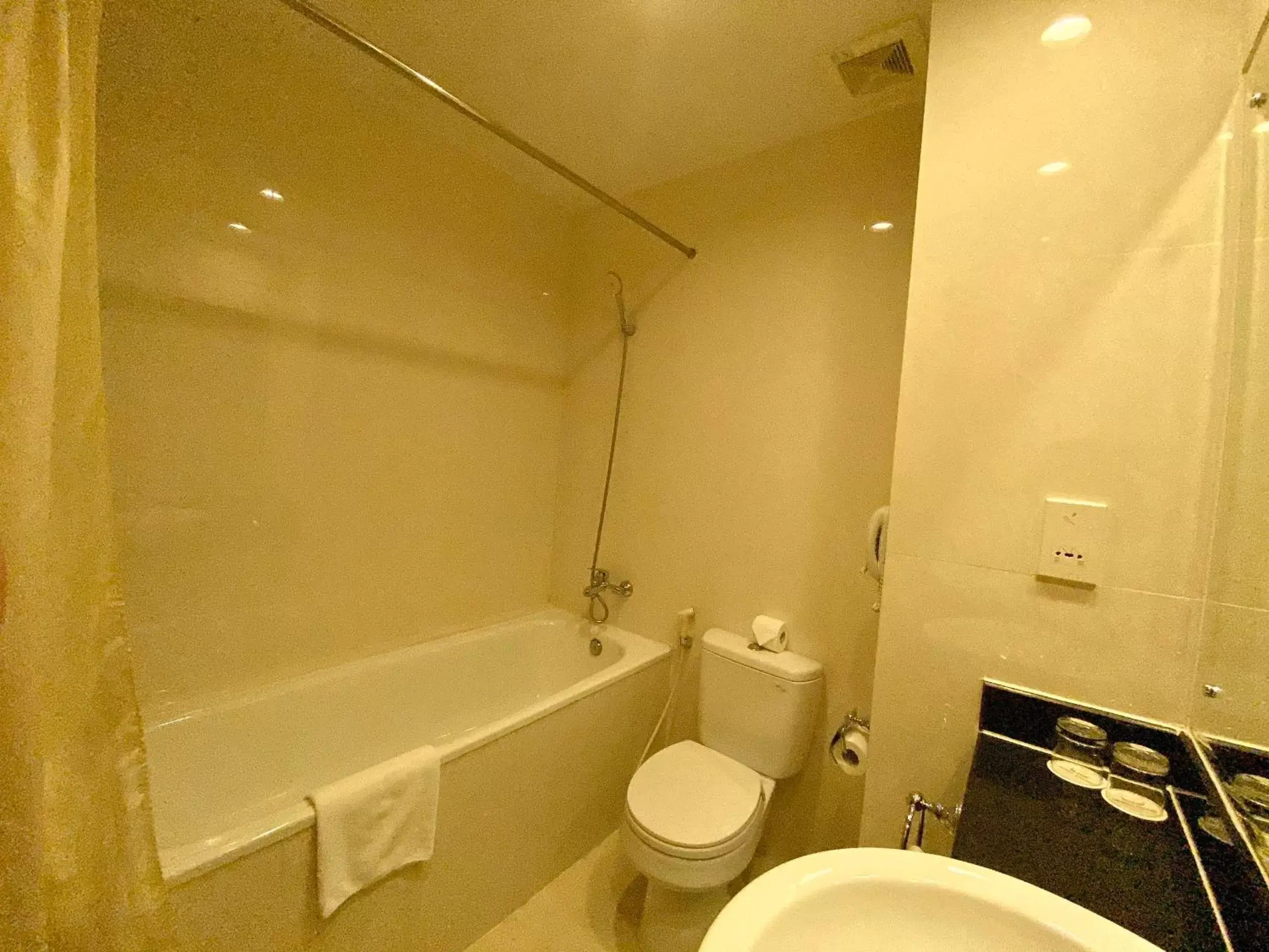 Bath, Bathroom in Muong Thanh Holiday Da Lat Hotel