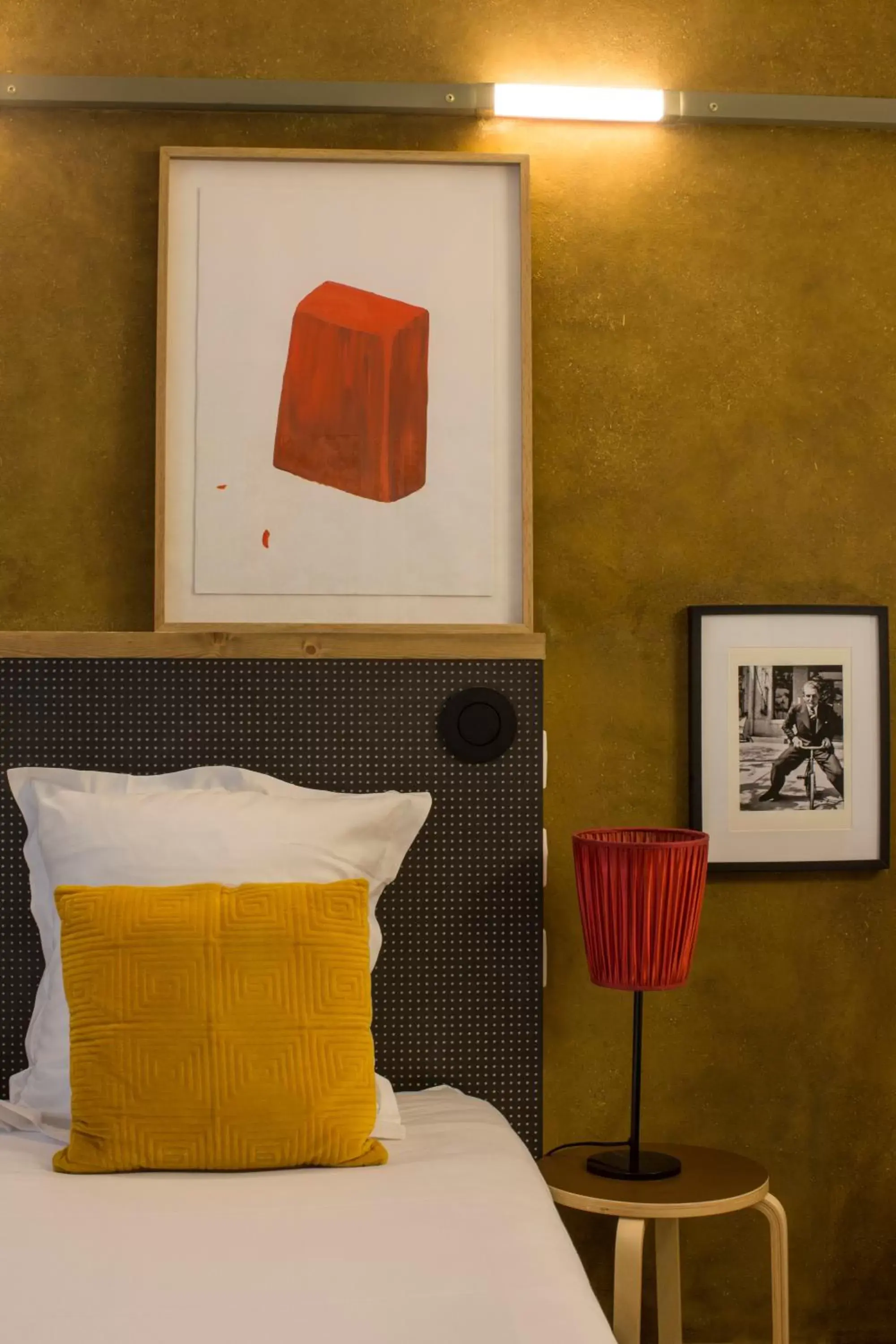 Decorative detail, Bed in Hôtel La Nouvelle République & Hammam Decorative detail, Bed in Hôtel La Nouvelle République & Hammam