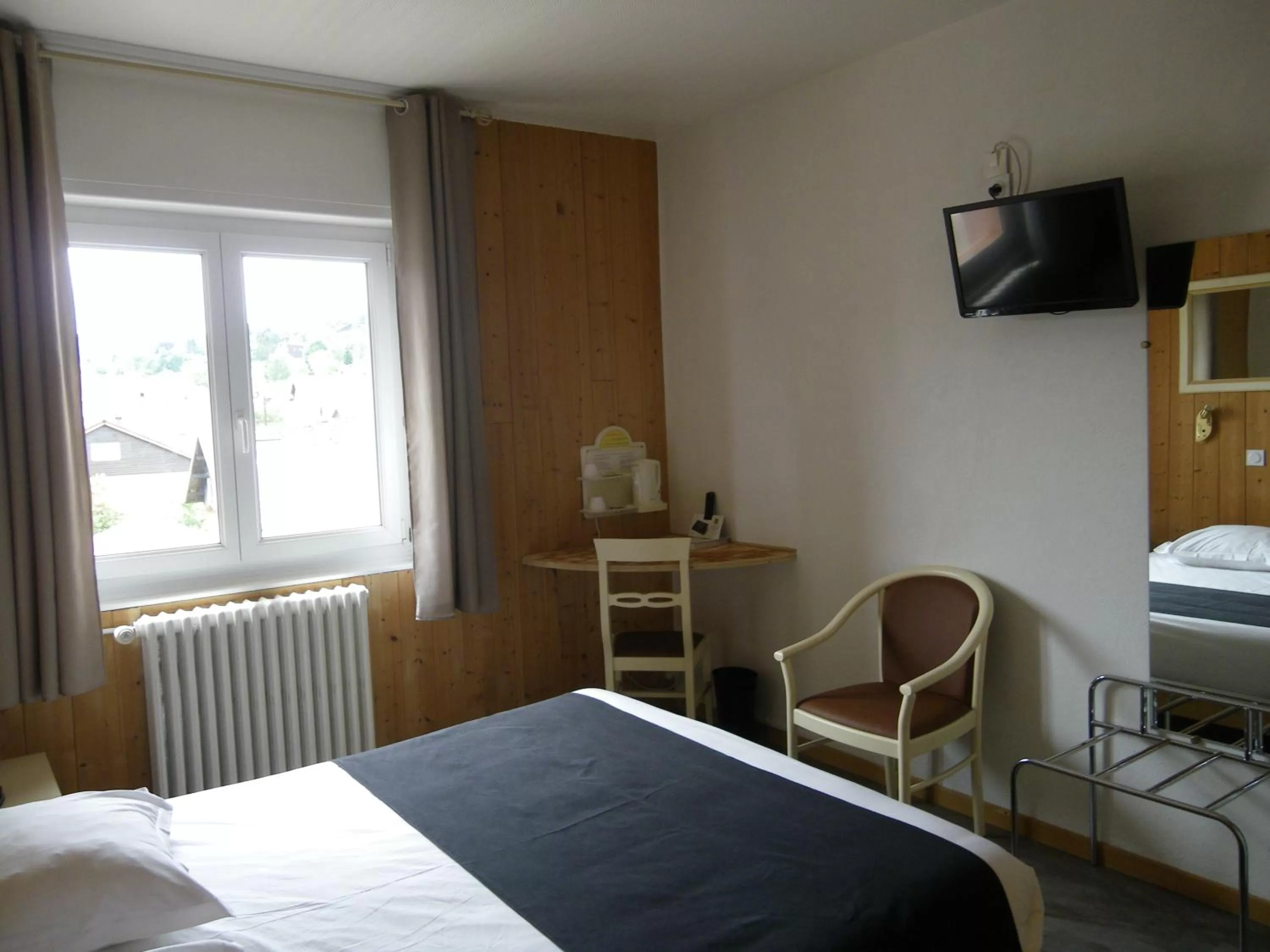 Shower, Bed in Hotel De La Route Verte