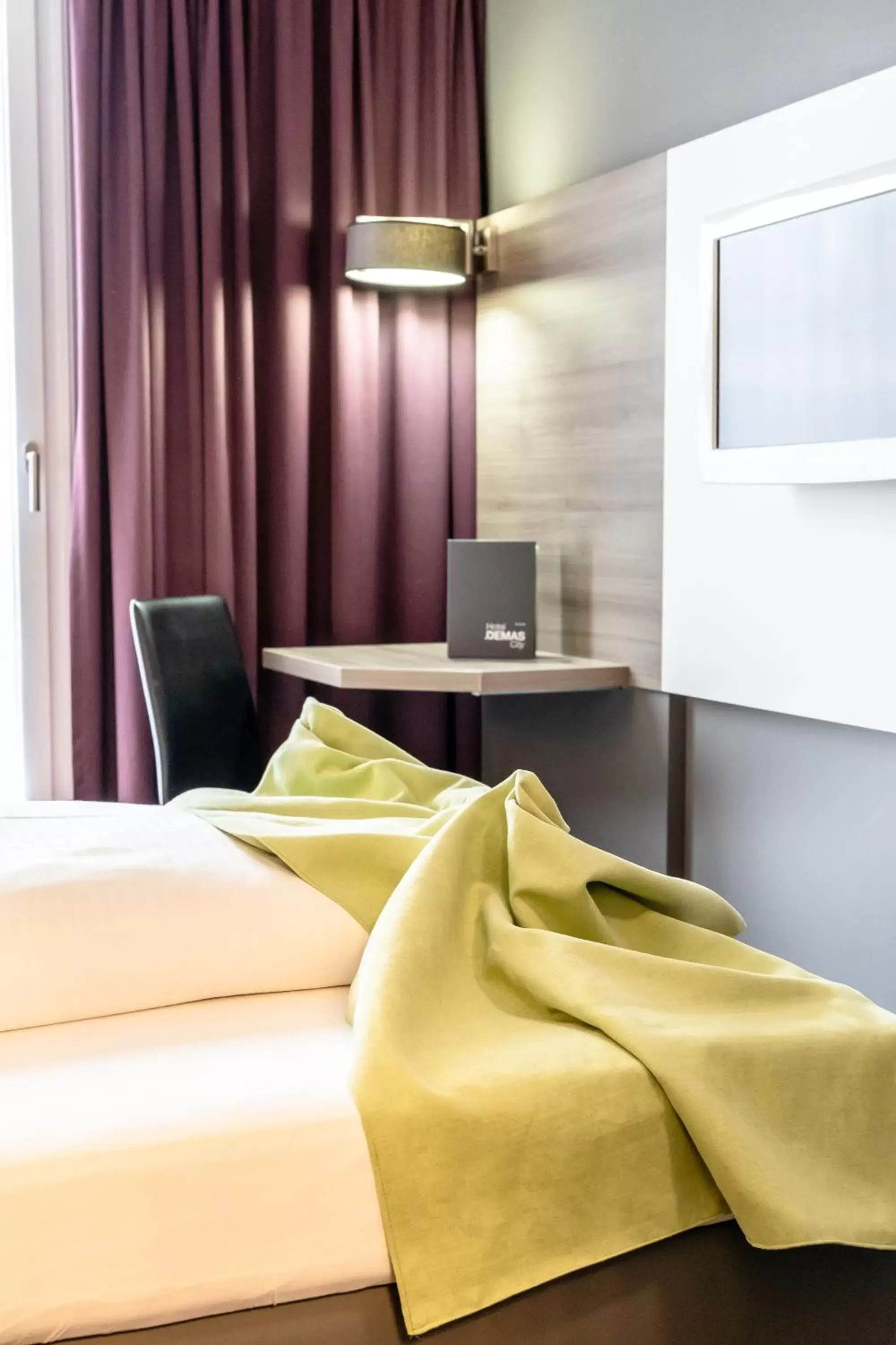 Bedroom, Bed in Hotel Demas City