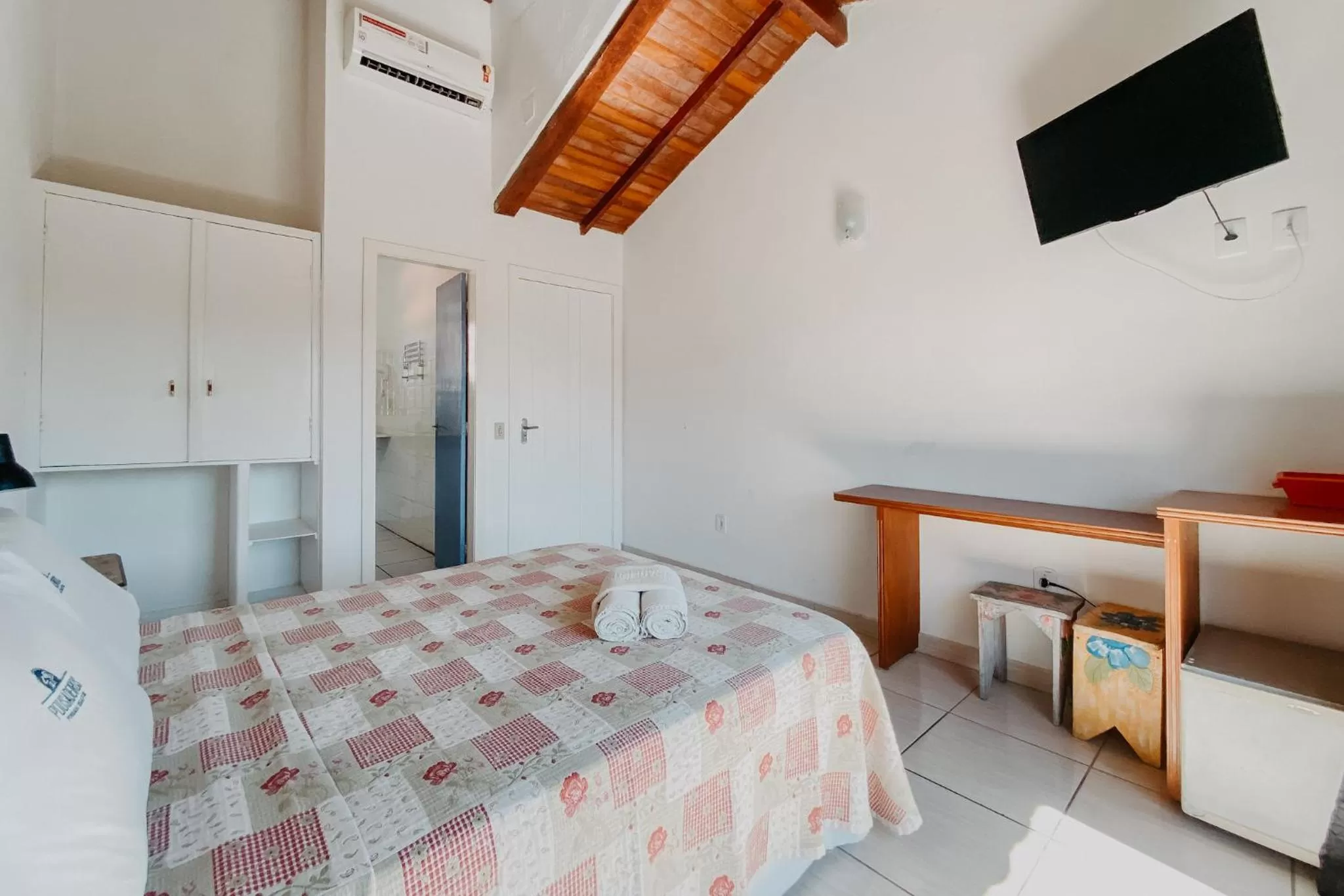 Communal lounge/ TV room, Bed in Calador Búzios Hotel