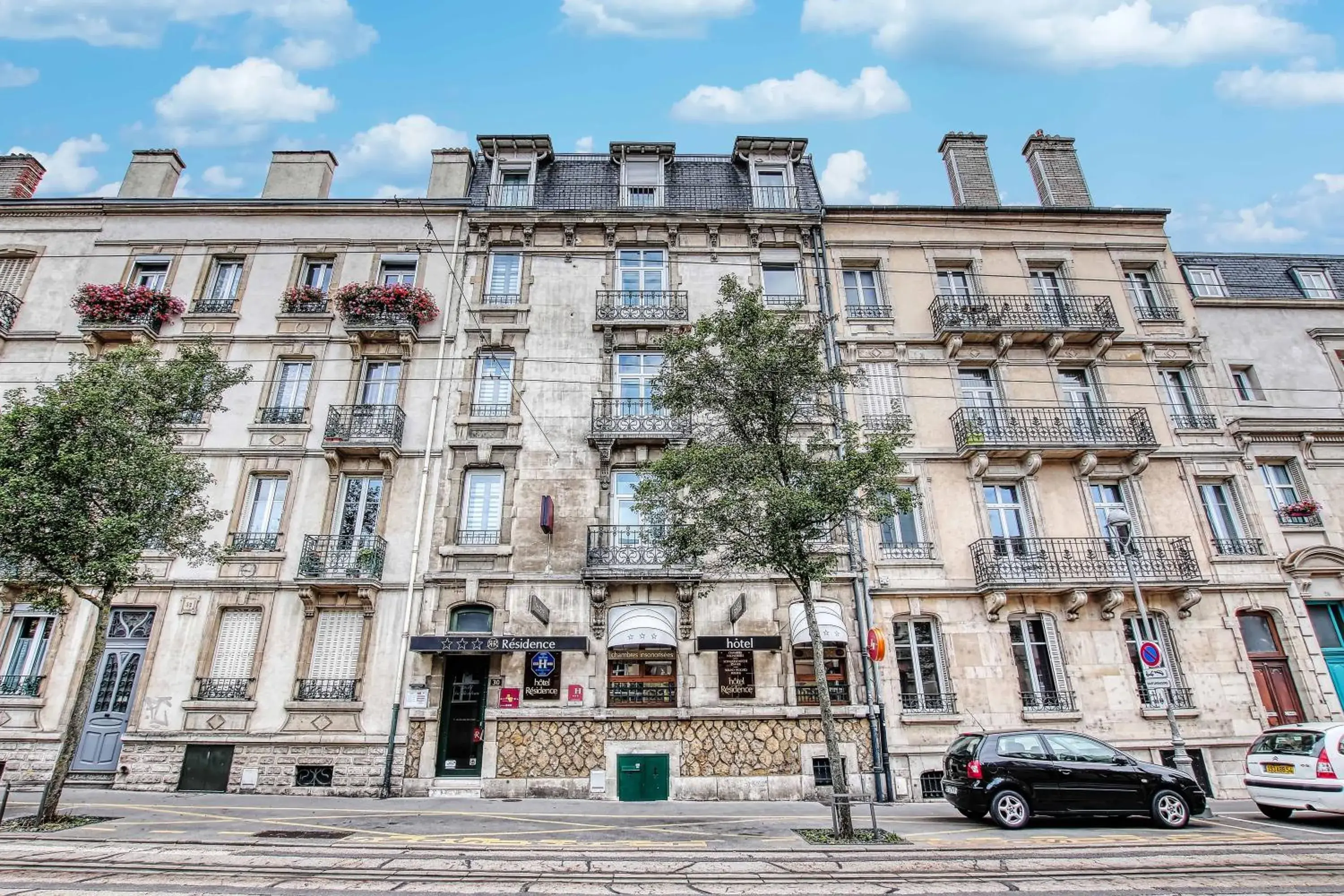 Facade/entrance, Property Building in Cit'Hotel La Résidence