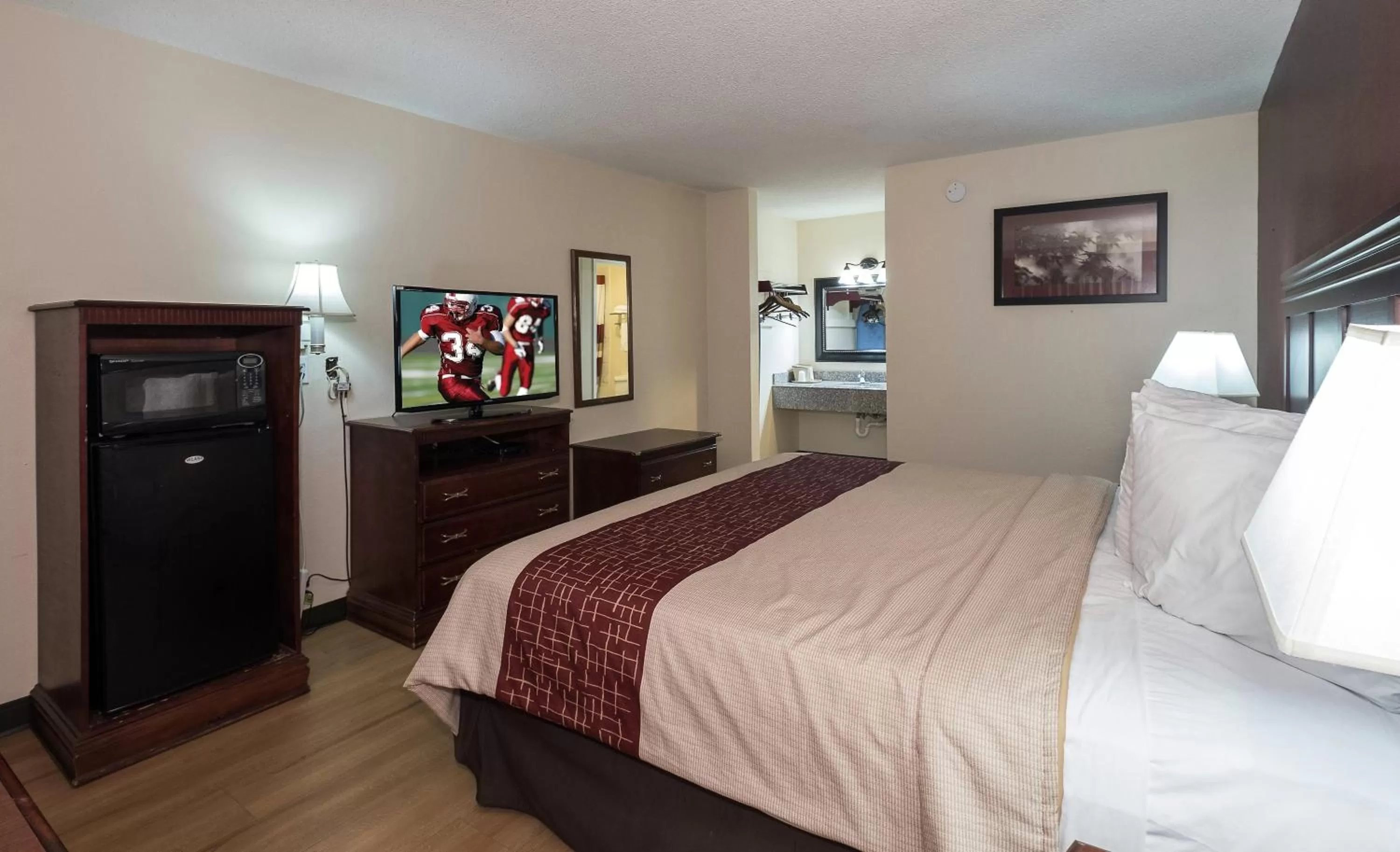 Photo of the whole room, Bed in Red Roof Inn Chipley