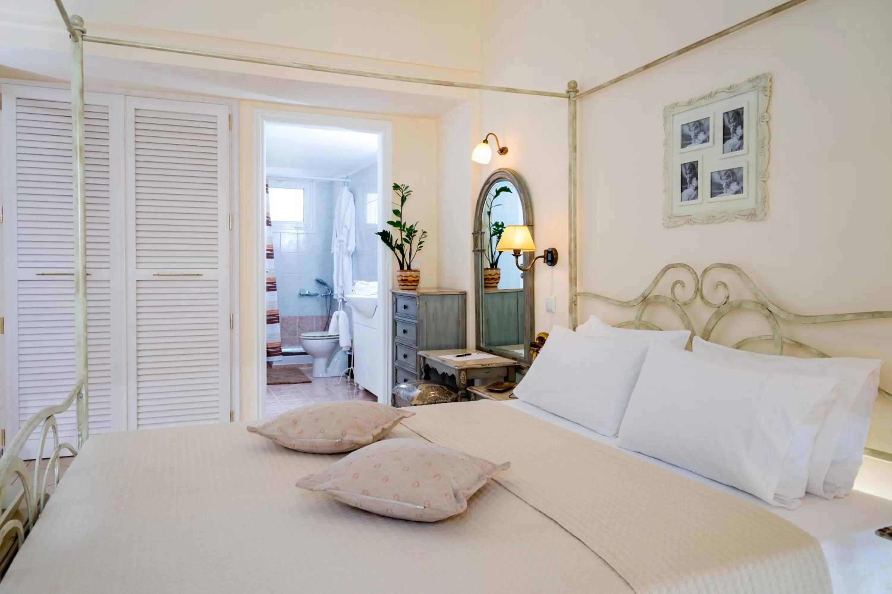 Bed in Ikaros Art Hotel