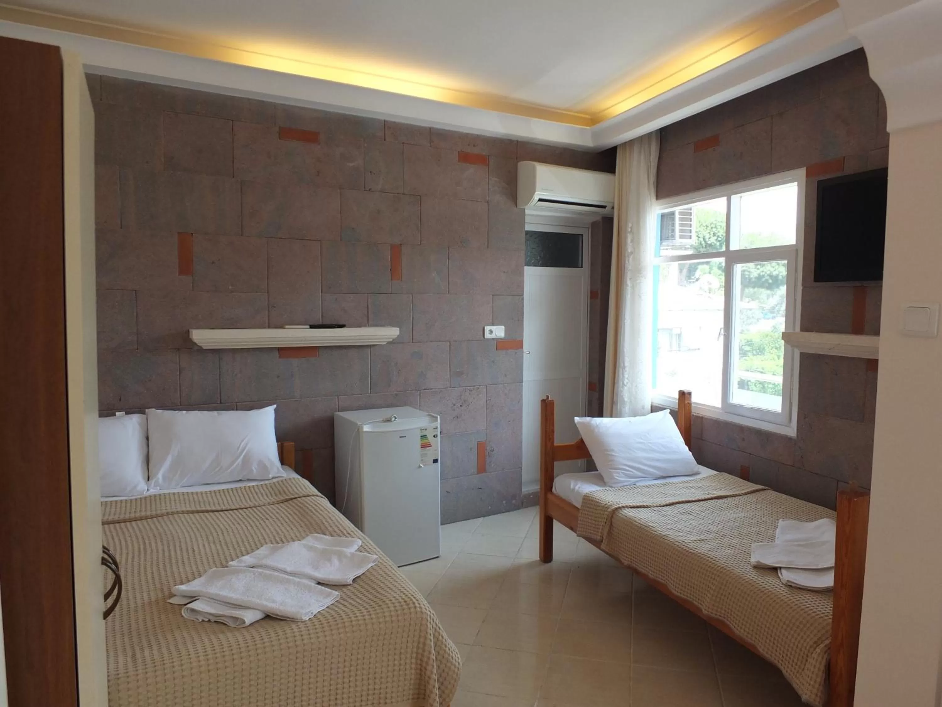 Photo of the whole room, Bed in Foça Ensar Hotel