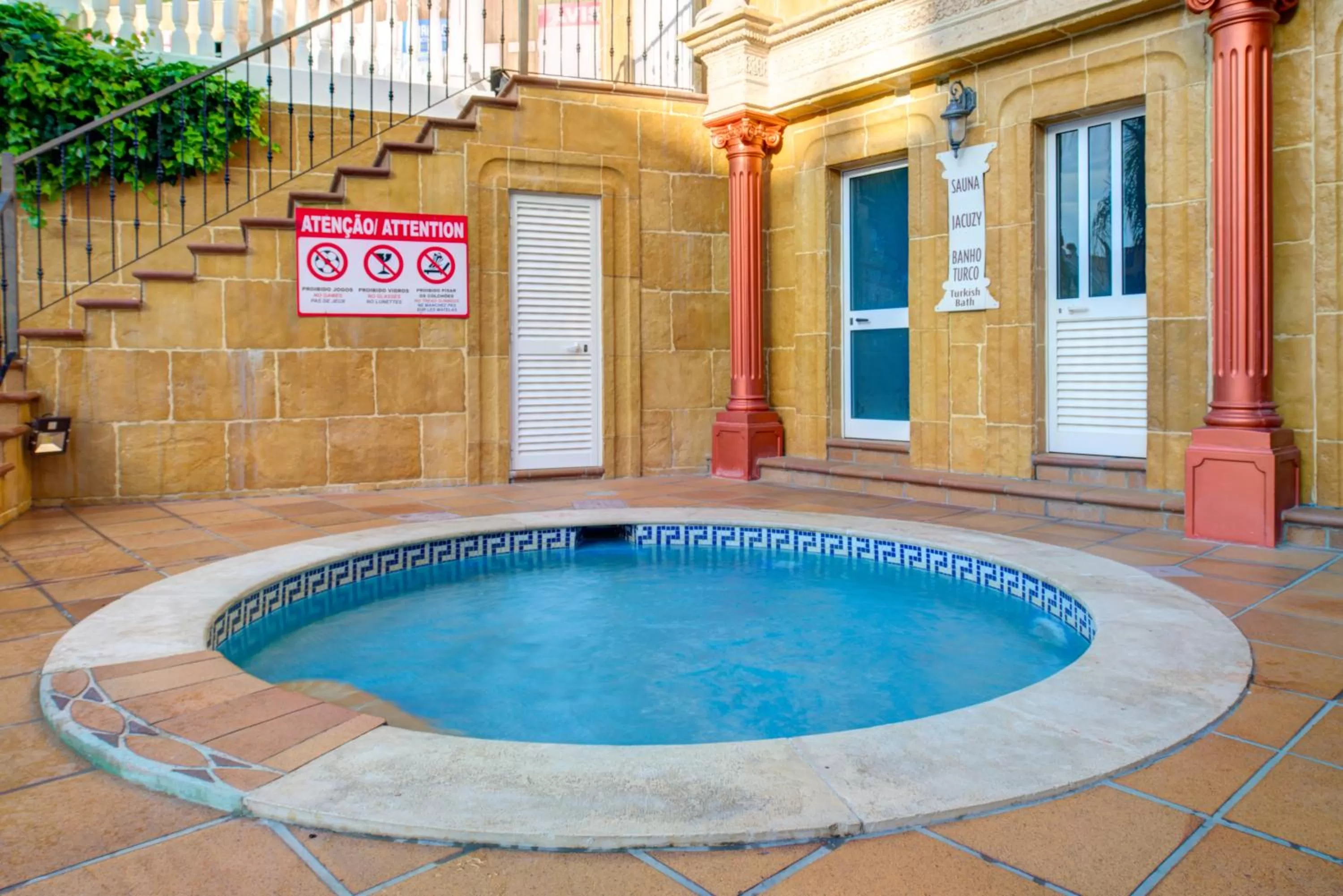 Swimming pool in Choromar Apartments