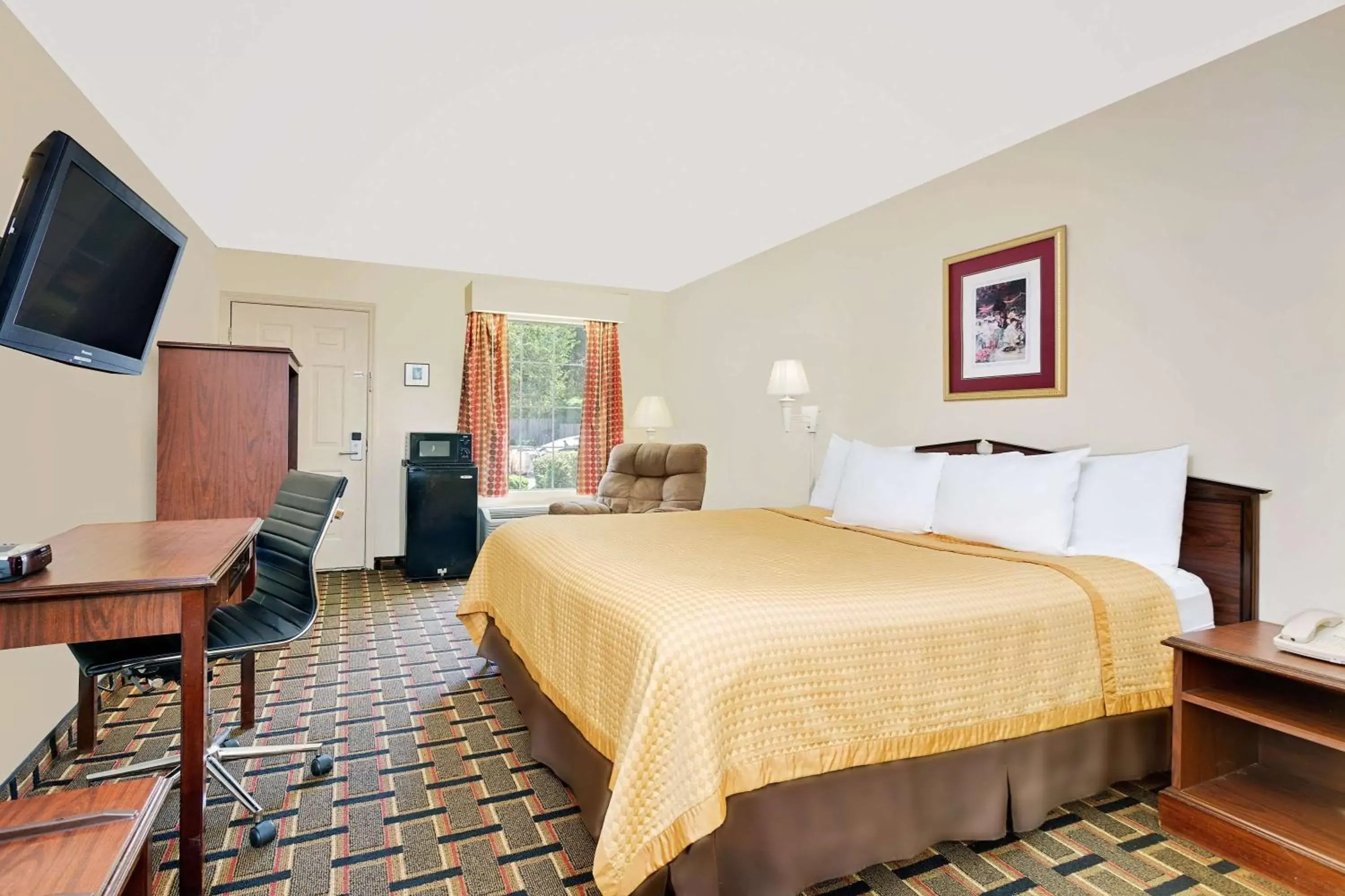 Photo of the whole room, Bed in Days Inn by Wyndham Spartanburg