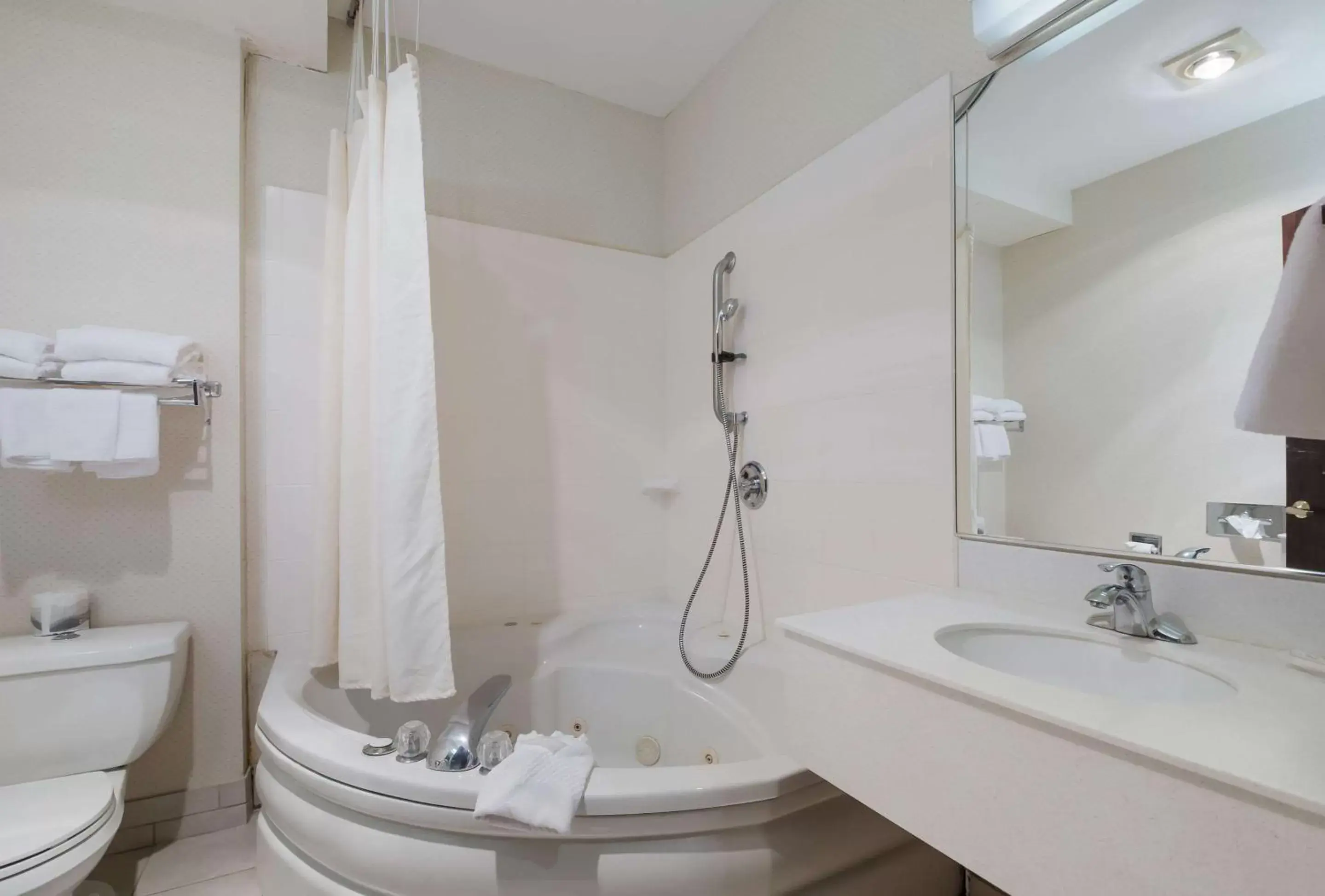 Bathroom in Quality Inn Grand Suites Bellingham