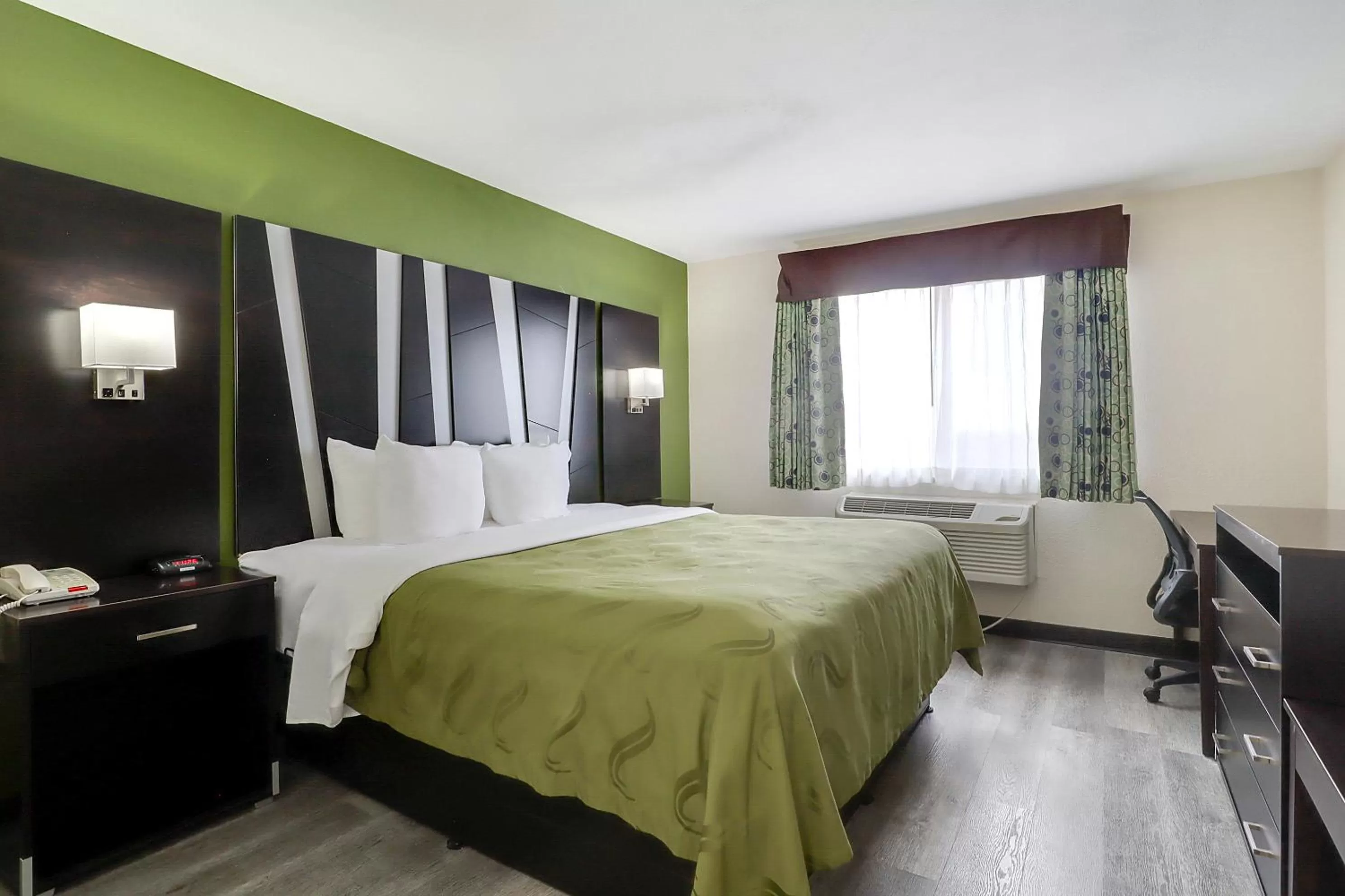 Bedroom, Bed in Quality Suites Albuquerque Airport