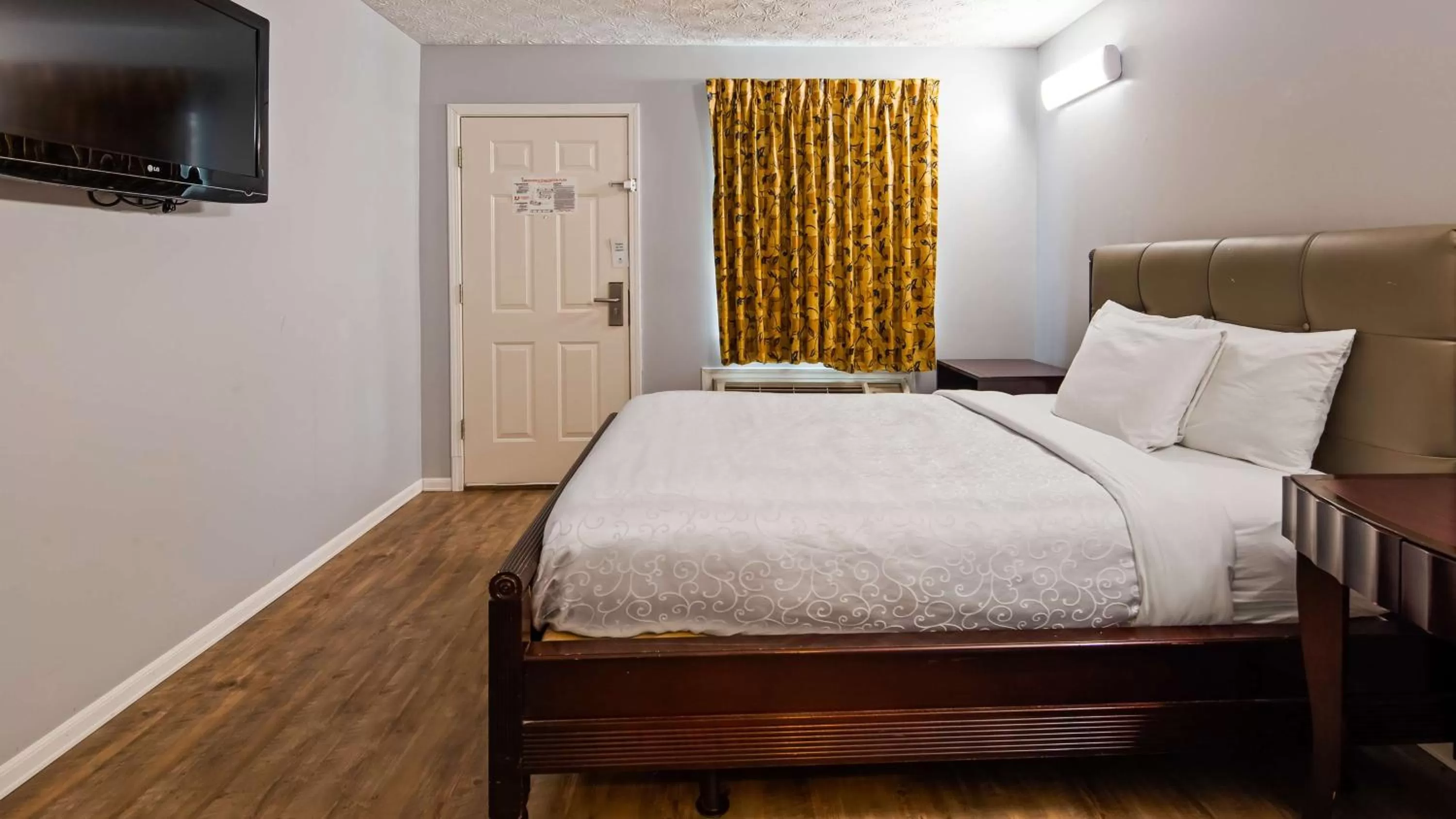 Photo of the whole room, Bed in Apple Valley Inn Pigeon Forge