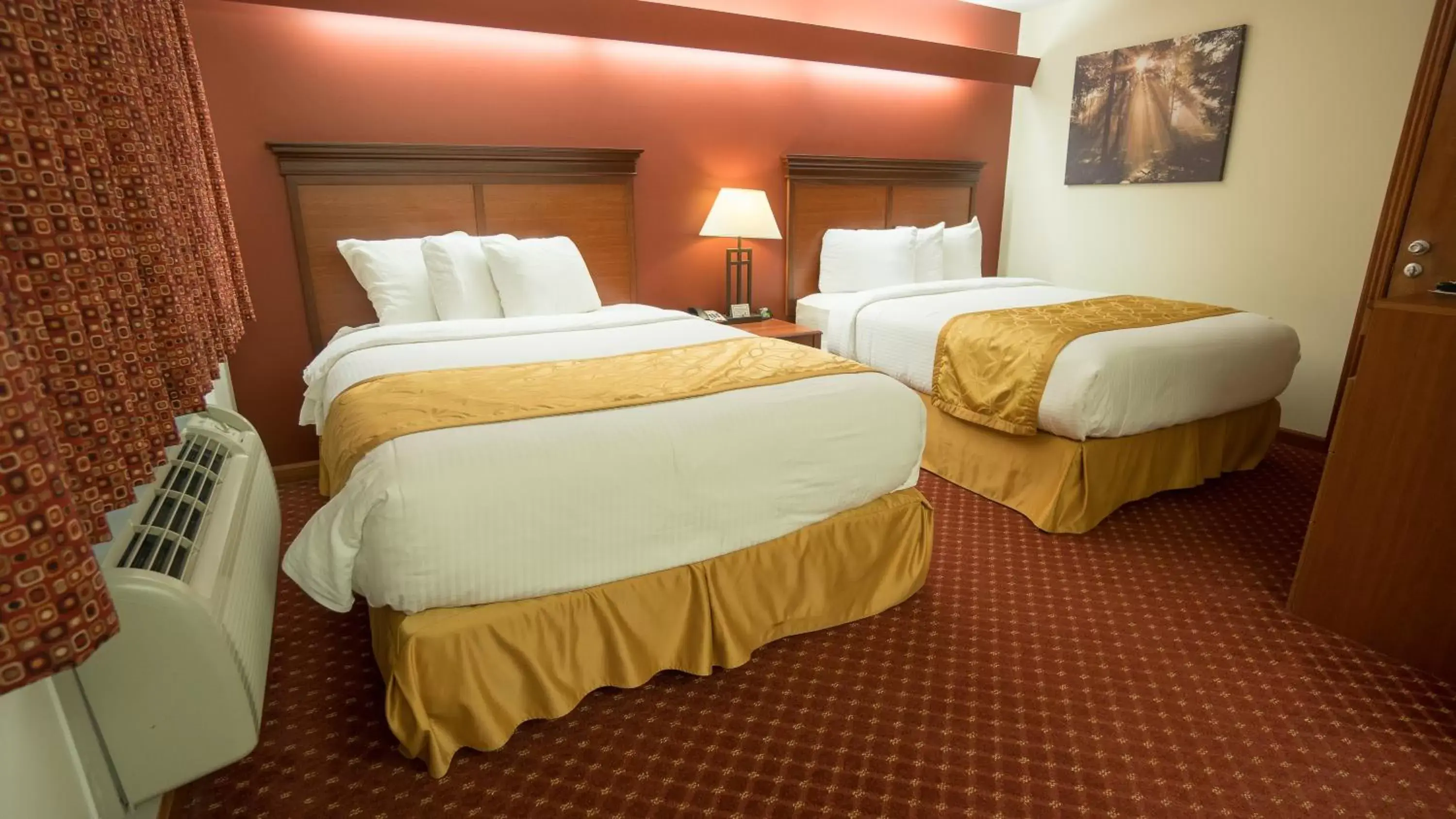 Bedroom, Bed in Shepherd Mountain Inn & Suites