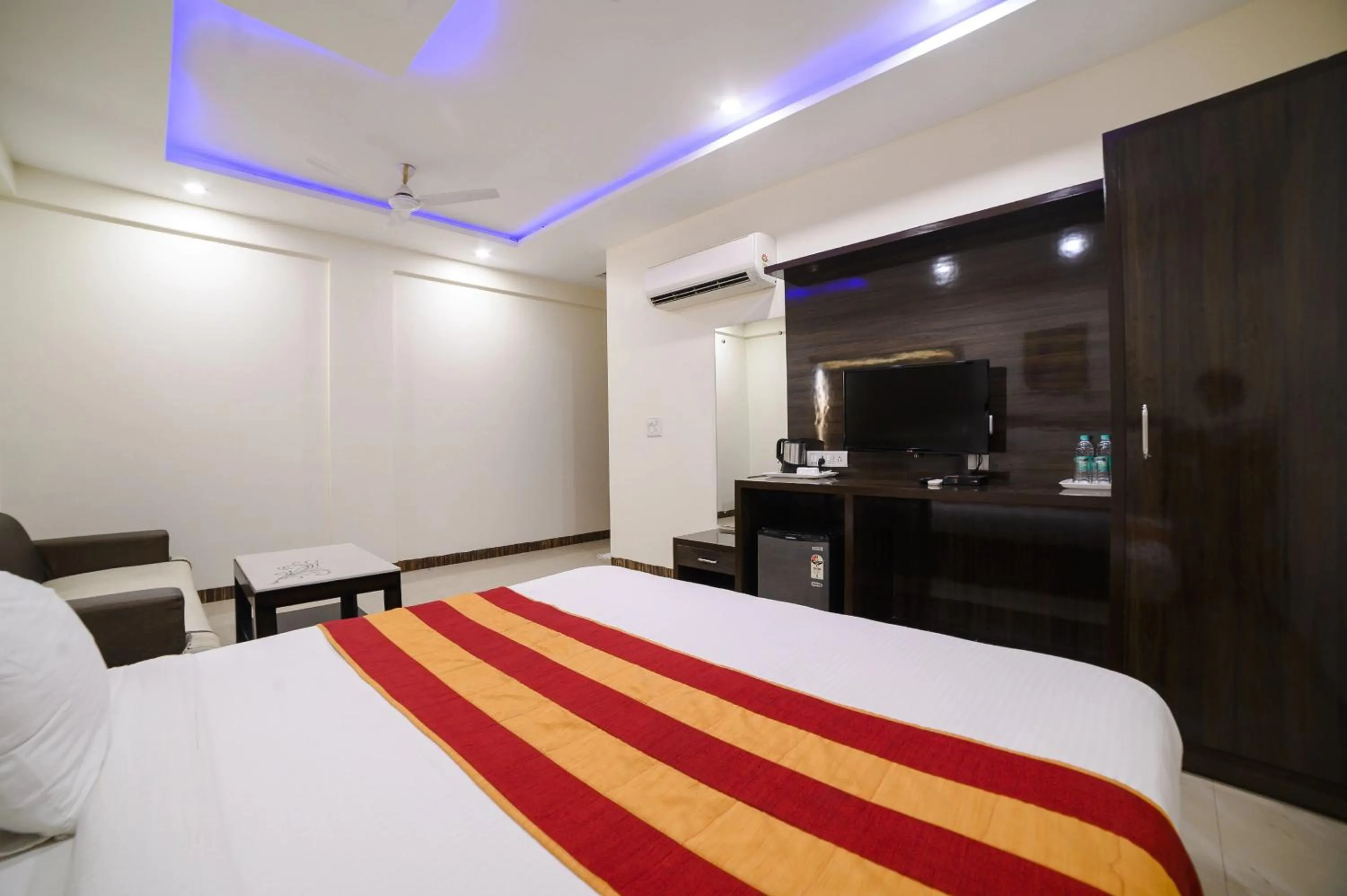 Bedroom, Bed in Hotel Karan Vilas