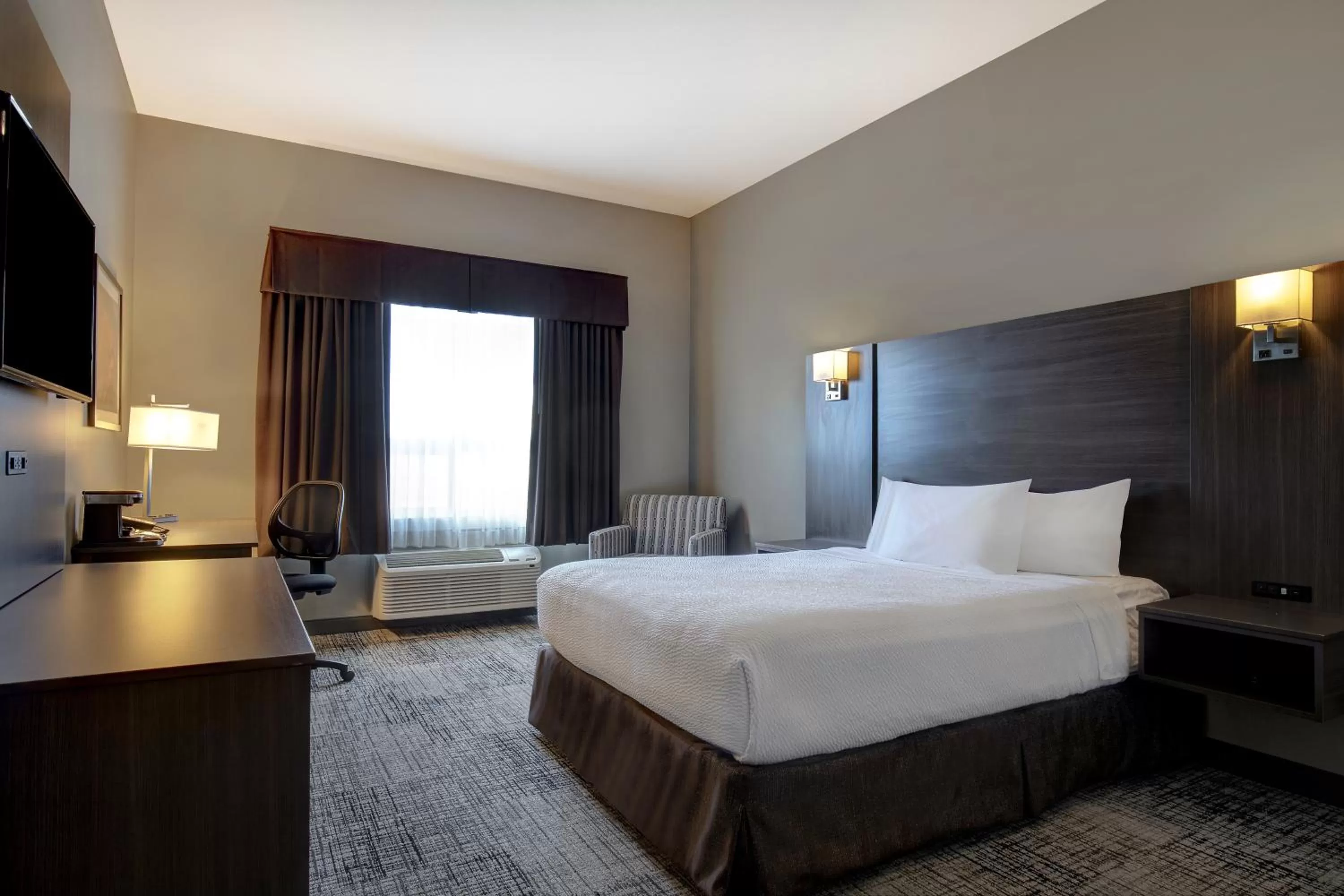 Bedroom, Bed in Days Inn & Suites by Wyndham Warman