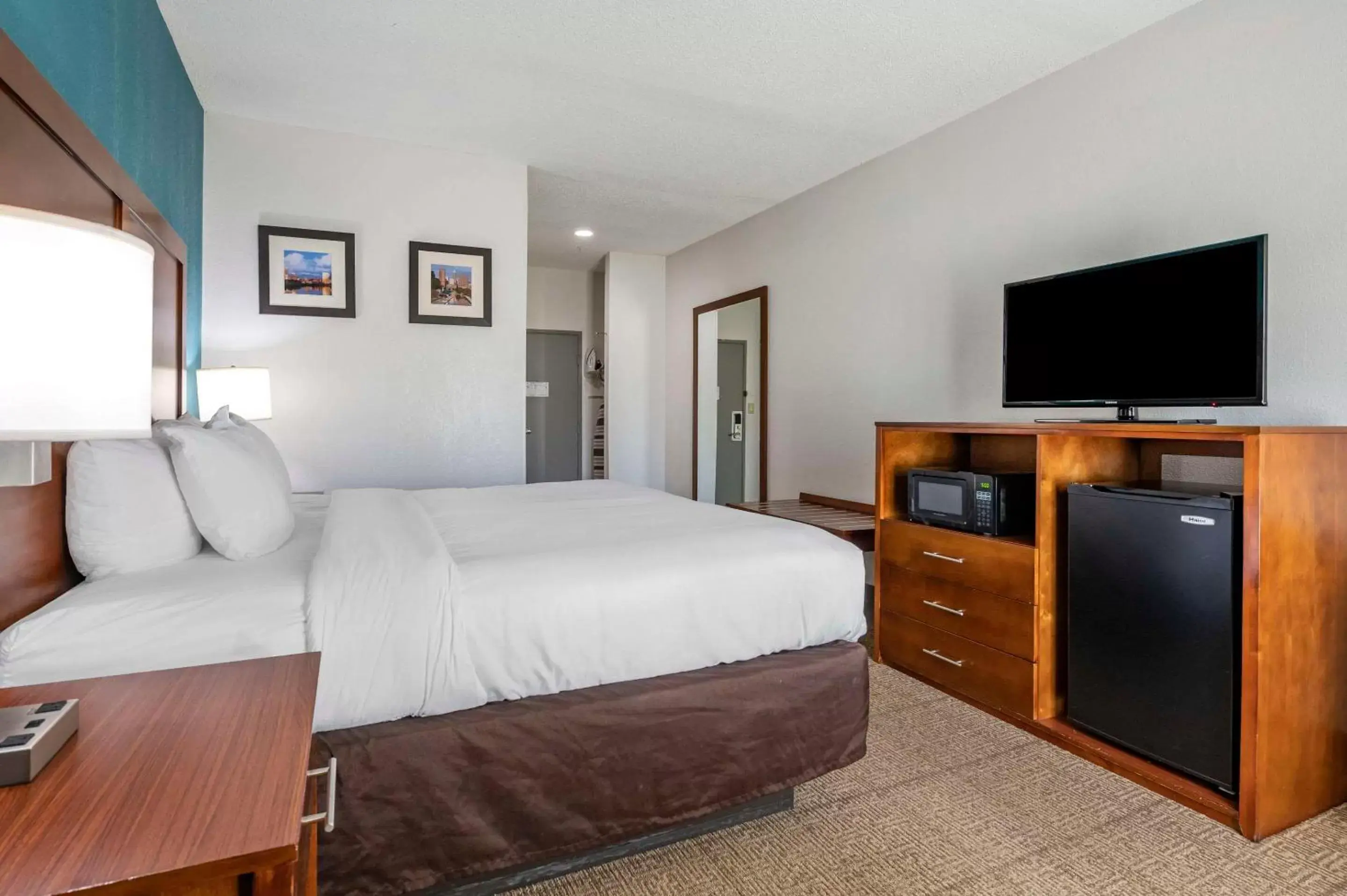 Bedroom, Bed in Comfort Inn Plainfield - Indianapolis Airport Bedroom, Bed in Comfort Inn Plainfield - Indianapolis Airport