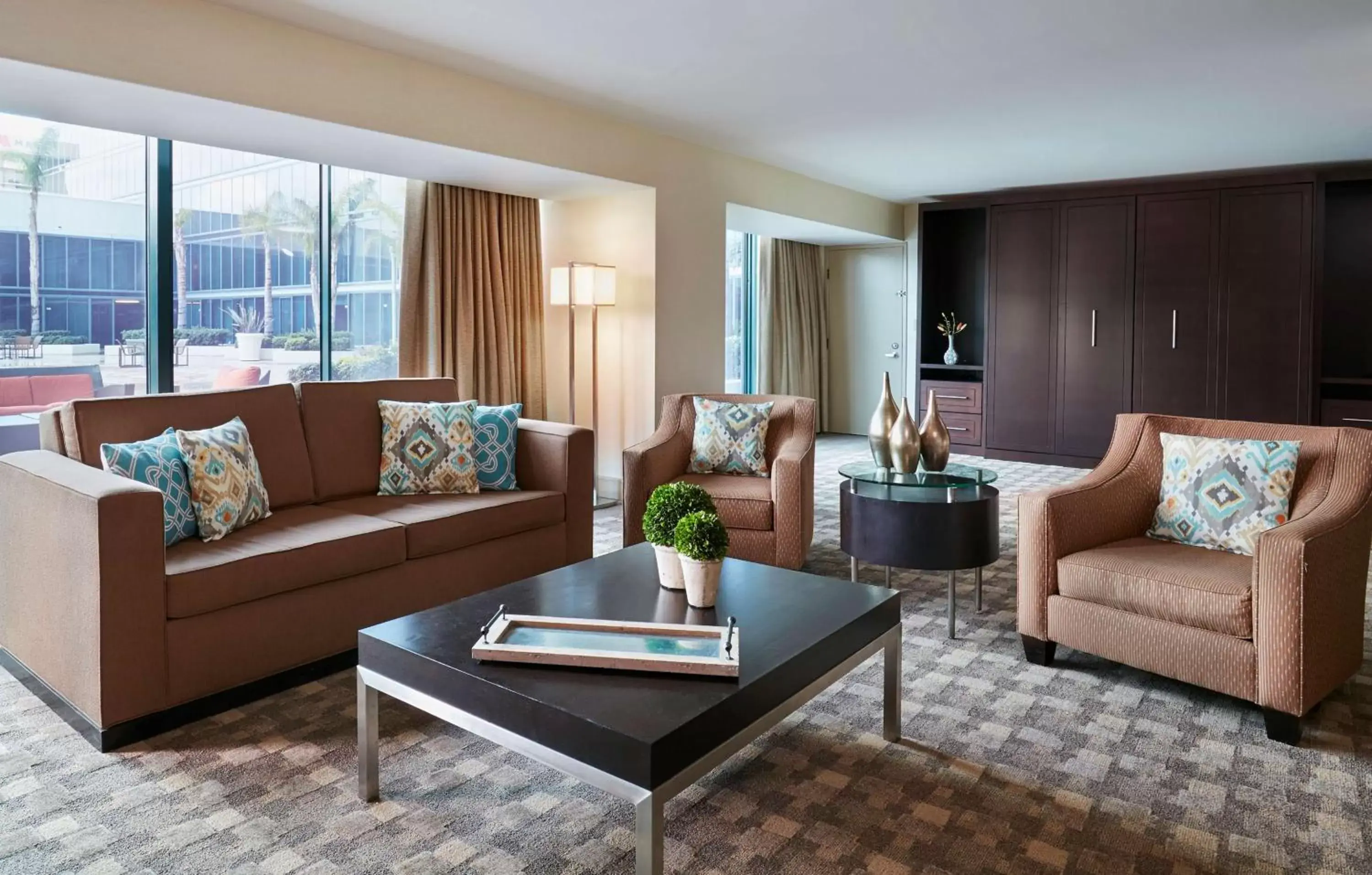 Living room, Seating Area in Hilton Anaheim