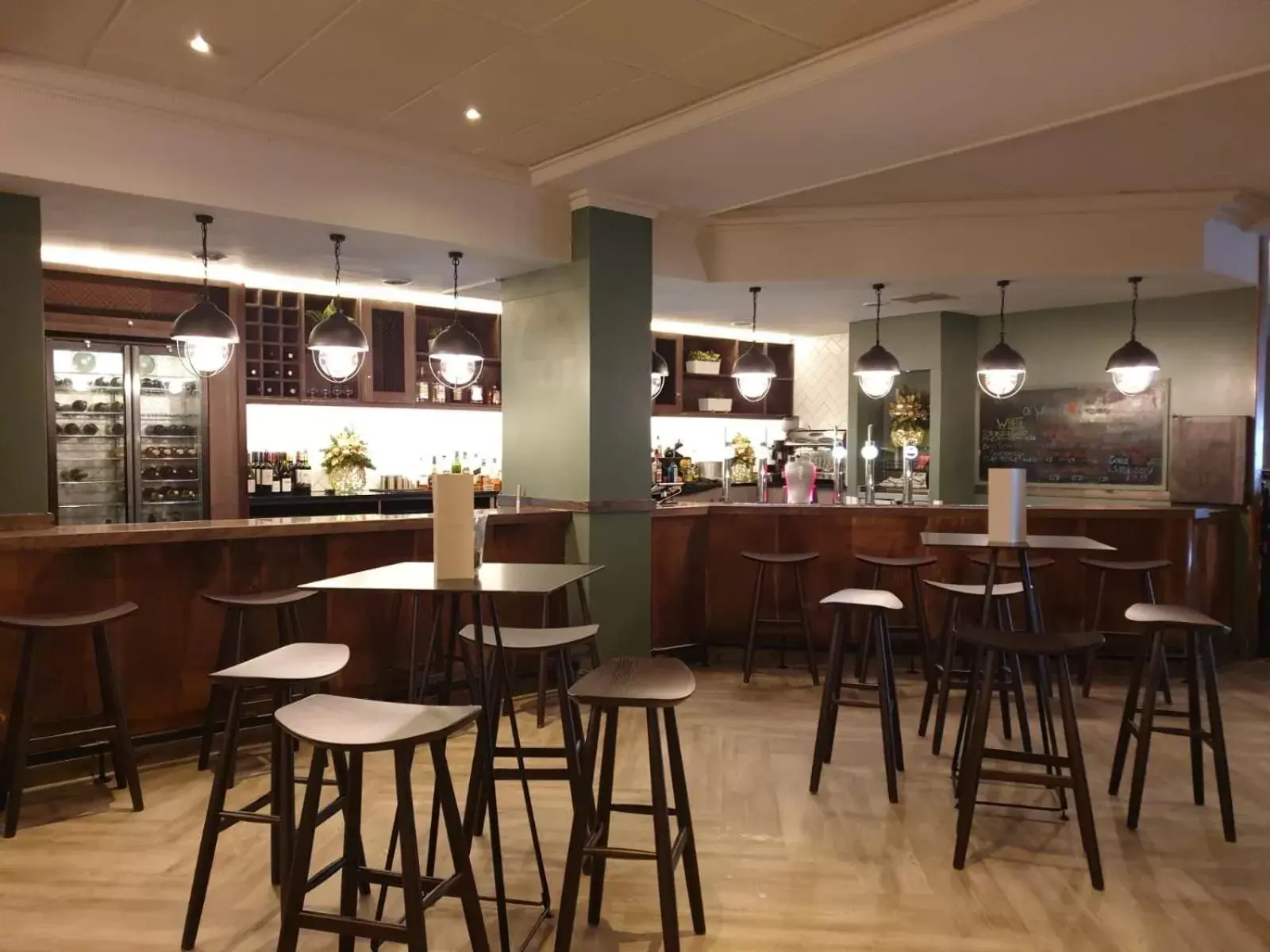 Lounge or bar, Restaurant/Places to Eat in Mercure Cardiff North Hotel