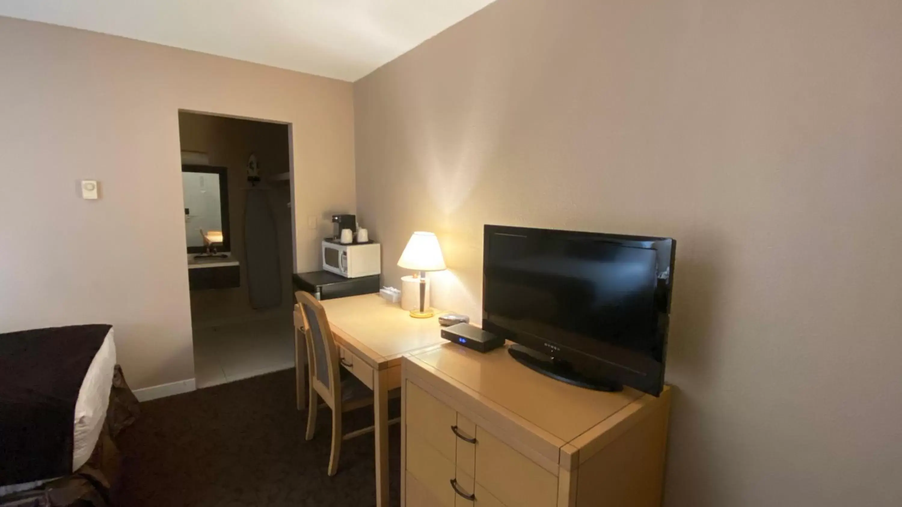Communal lounge/ TV room, TV/Entertainment Center in Howard Johnson by Wyndham Downtown Kamloops