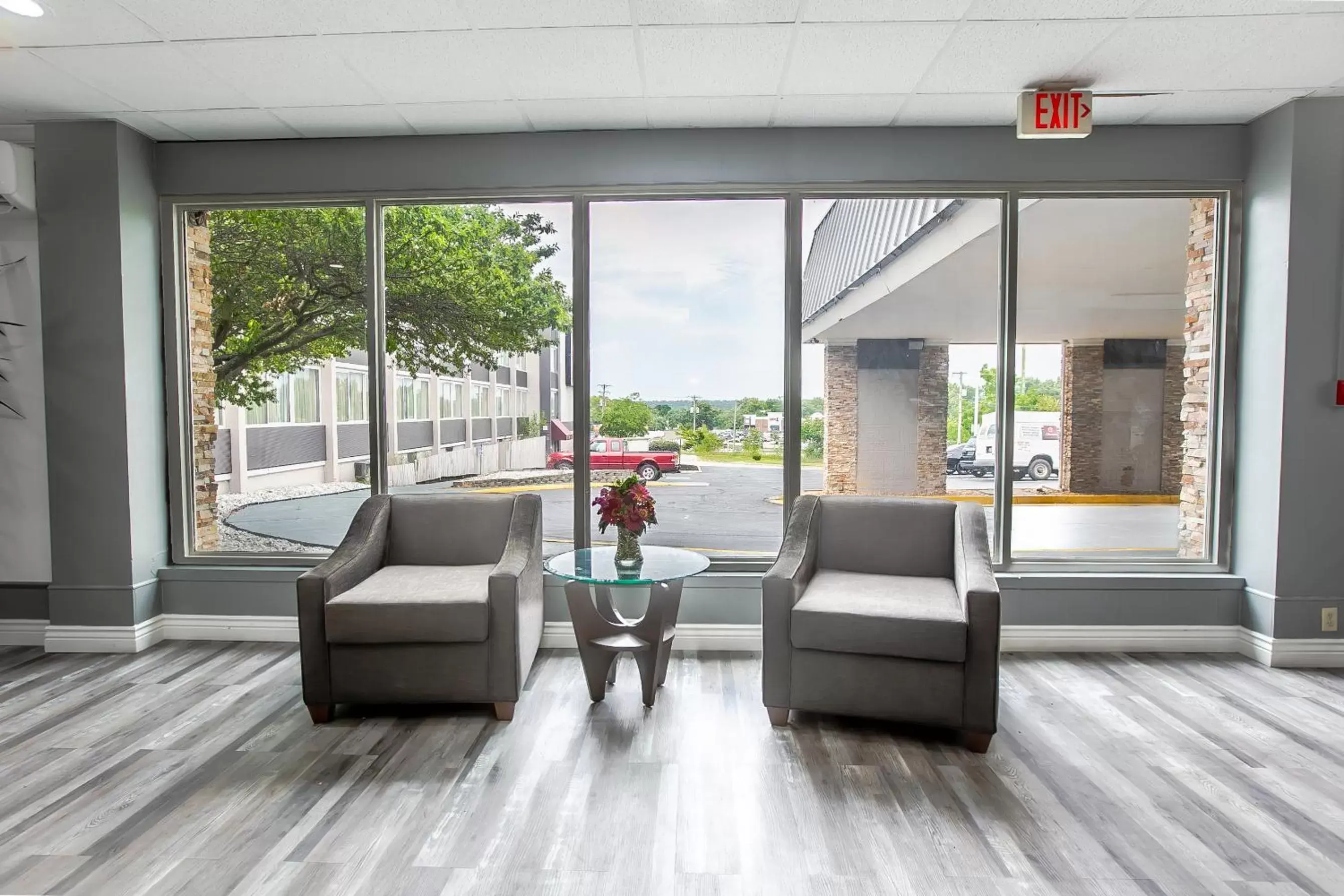 Seating area in Clarion Inn Dayton Airport