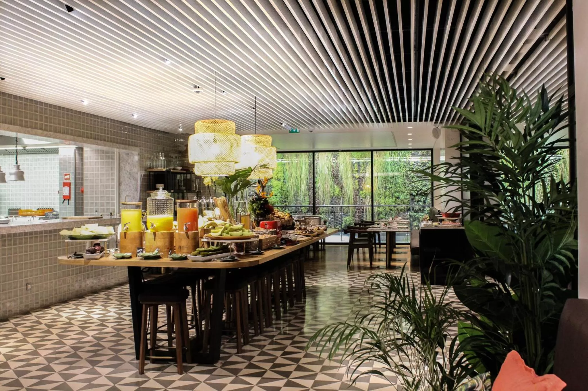 Restaurant/places to eat in Lux Lisboa Park