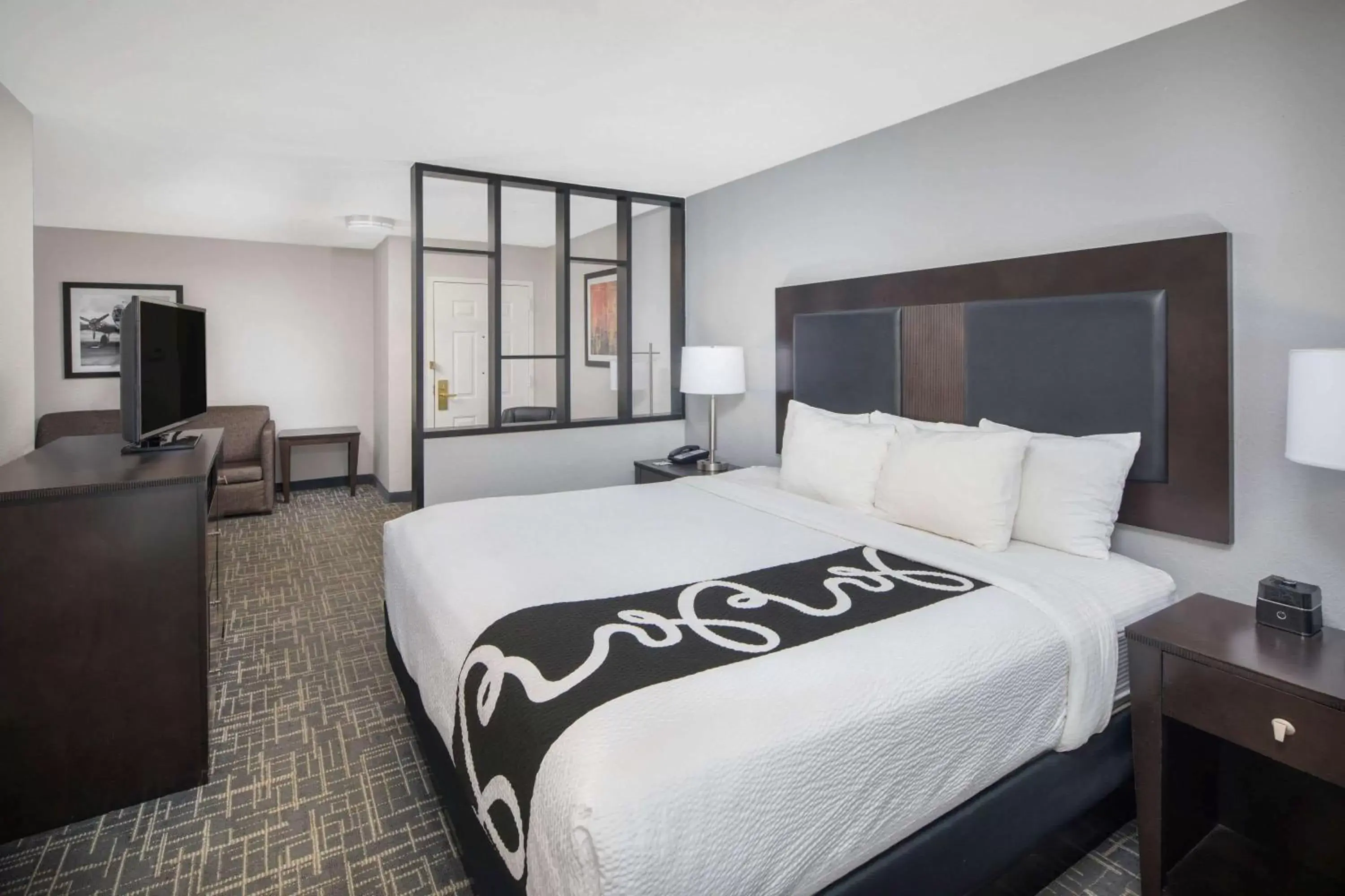 Photo of the whole room, Bed in La Quinta by Wyndham Atlanta Airport South