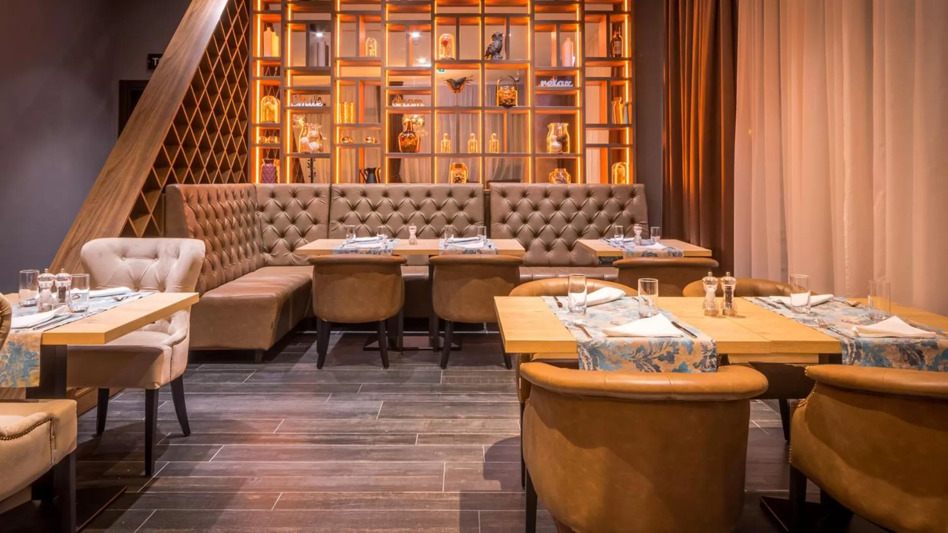 Restaurant/places to eat in Admiral Hotel