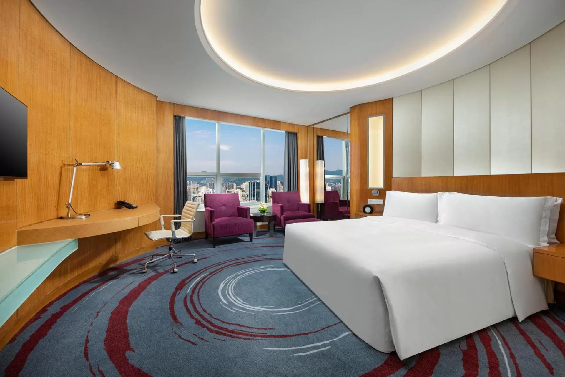 Bedroom, Bed in Crowne Plaza Shenzhen Futian, Near to Shenzhen Convention&Exhibition Centre, Shenzhen Stock Exchange and Shenzhen Civic Center, Outdoor Heated Pool
