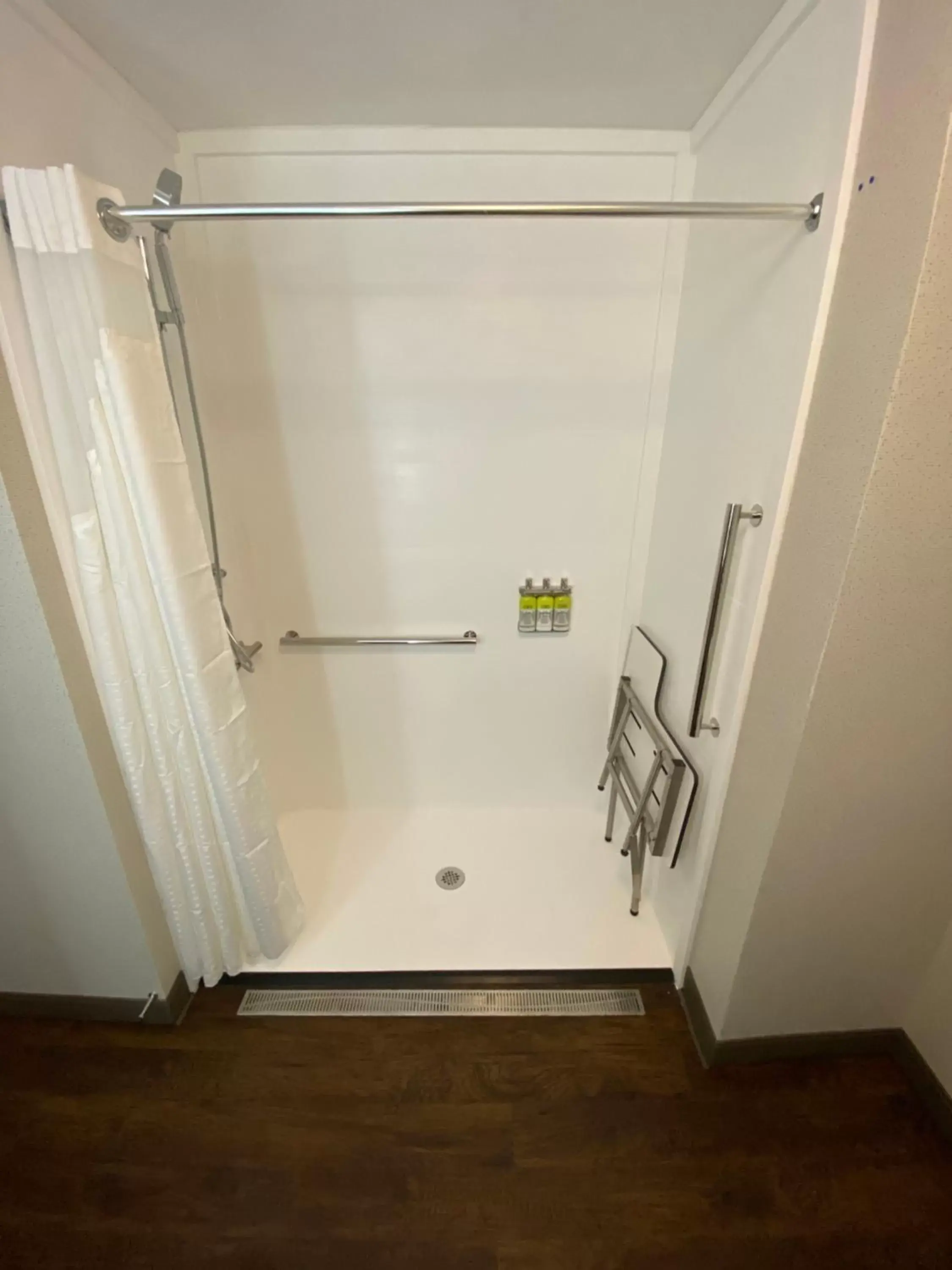 Shower, Bathroom in Holiday Inn Express & Suites - The Dalles, an IHG Hotel
