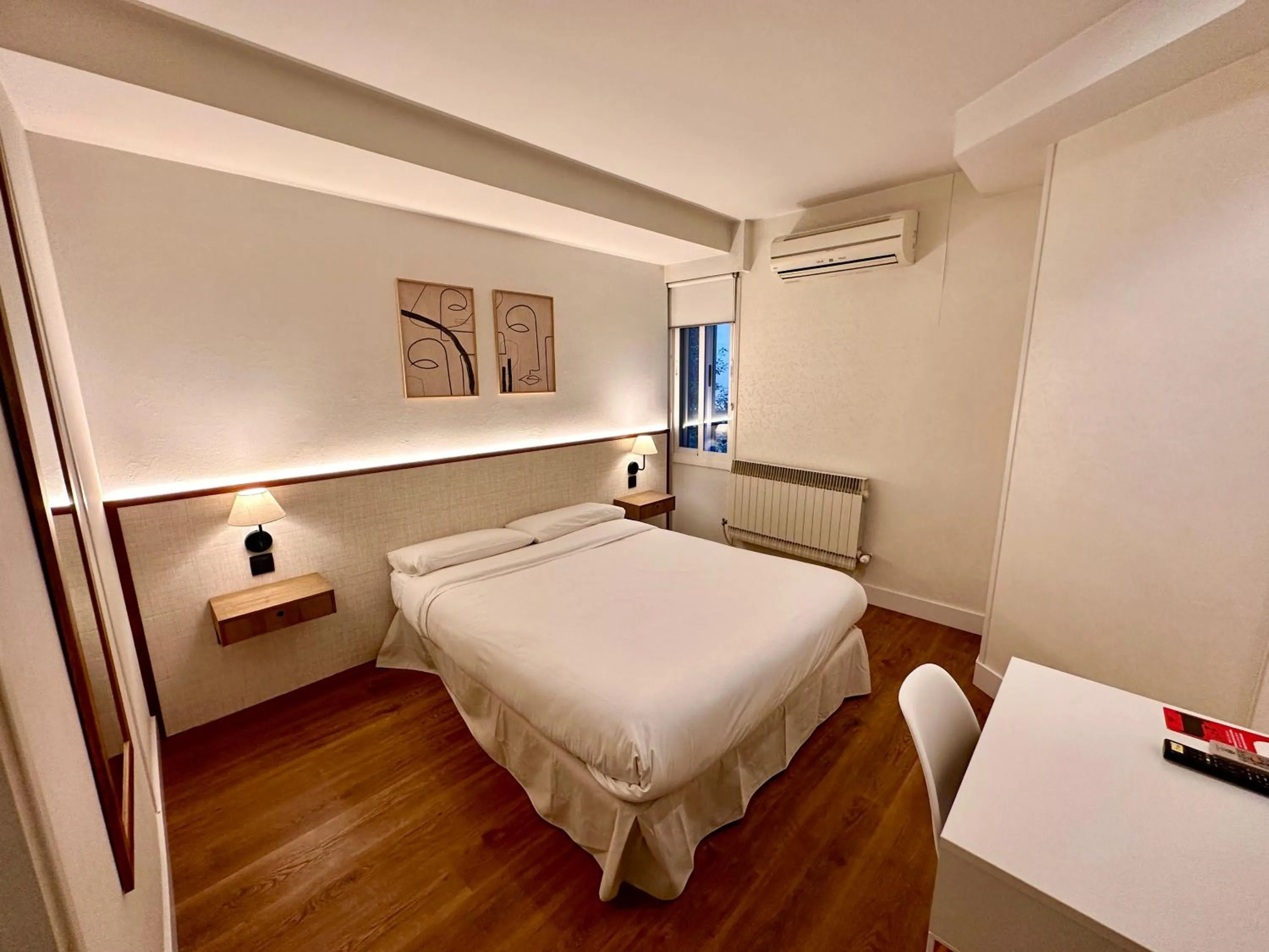 Photo of the whole room, Bed in Far Home Gran Vía