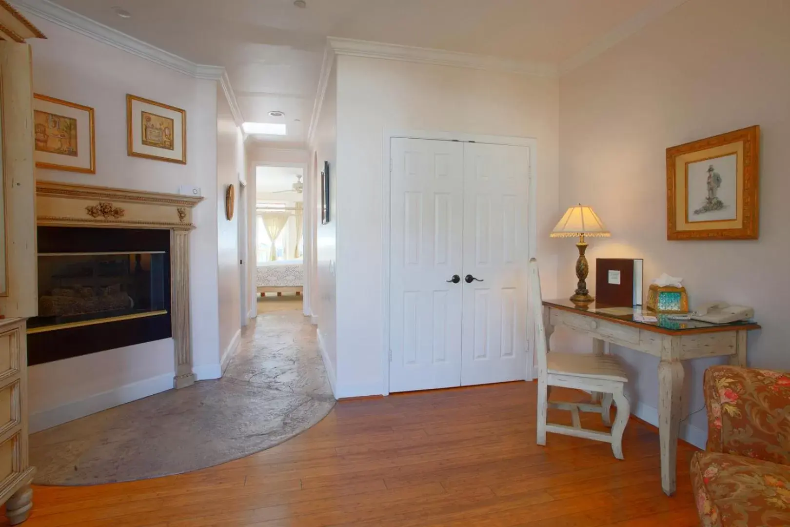 Seating area, TV/Entertainment Center in Cayucos Sunset Inn