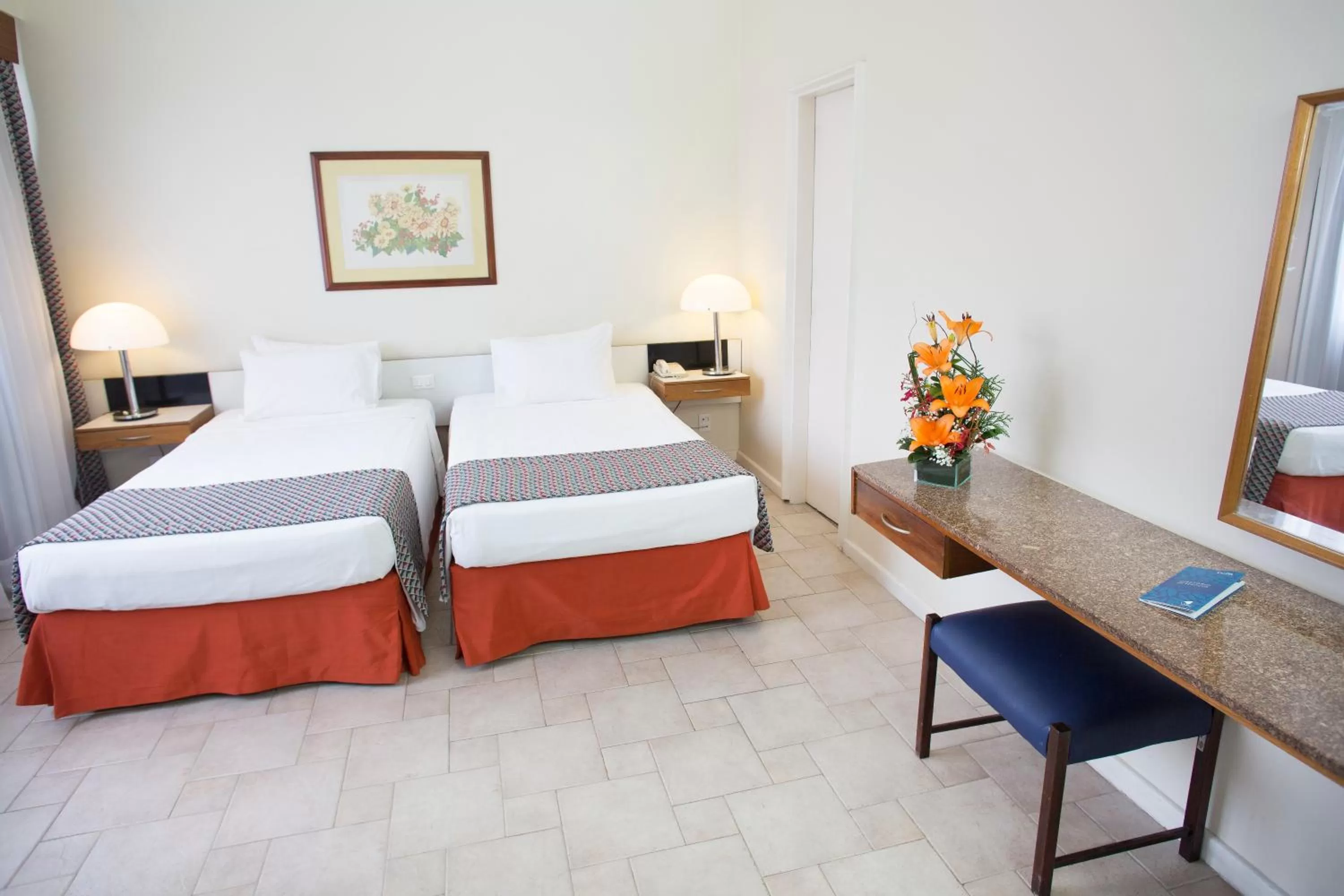 Photo of the whole room, Bed in Savoy Othon Lite