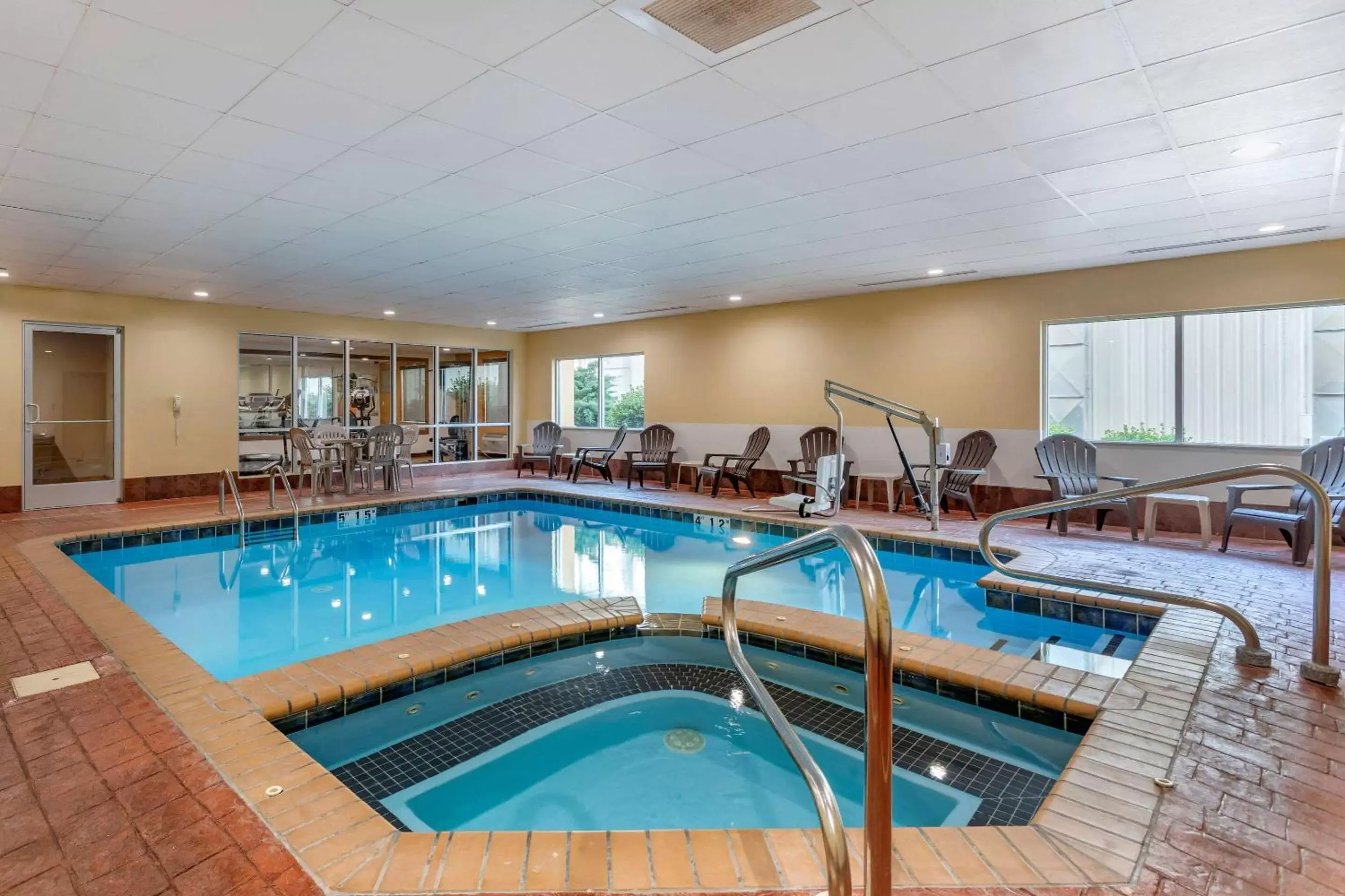 Activities, Swimming Pool in Comfort Suites Florence Shoals Area