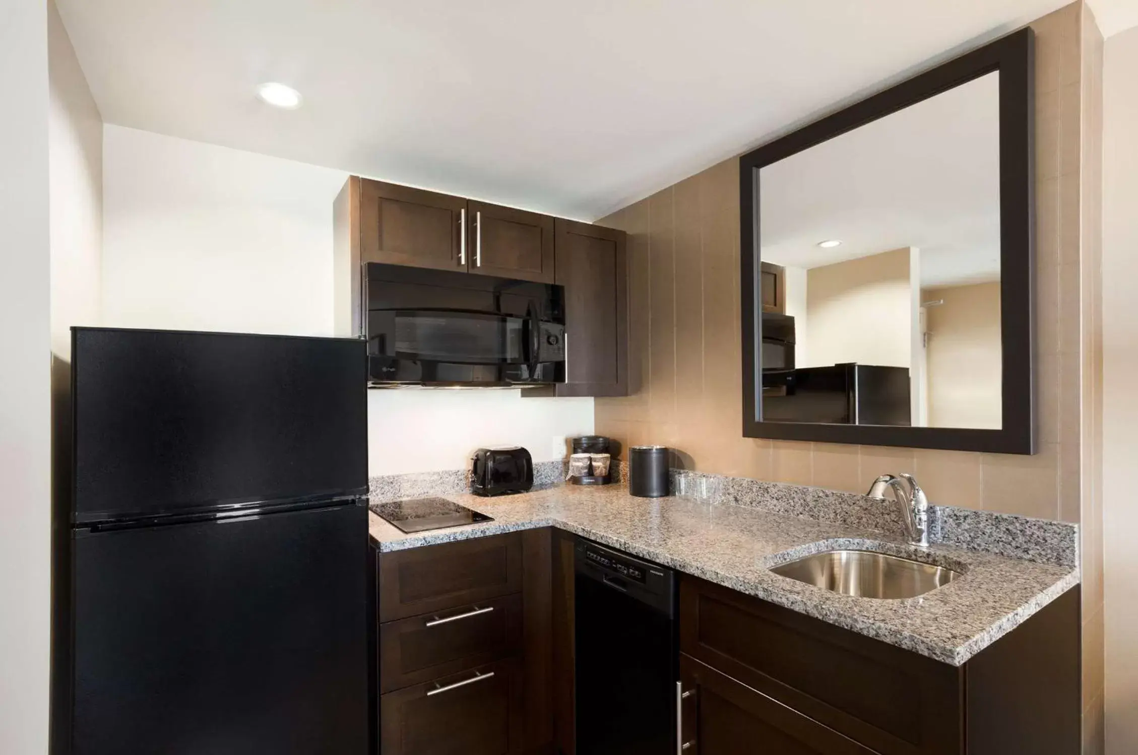 Kitchen or kitchenette, Kitchen/Kitchenette in Embassy Suites Springfield