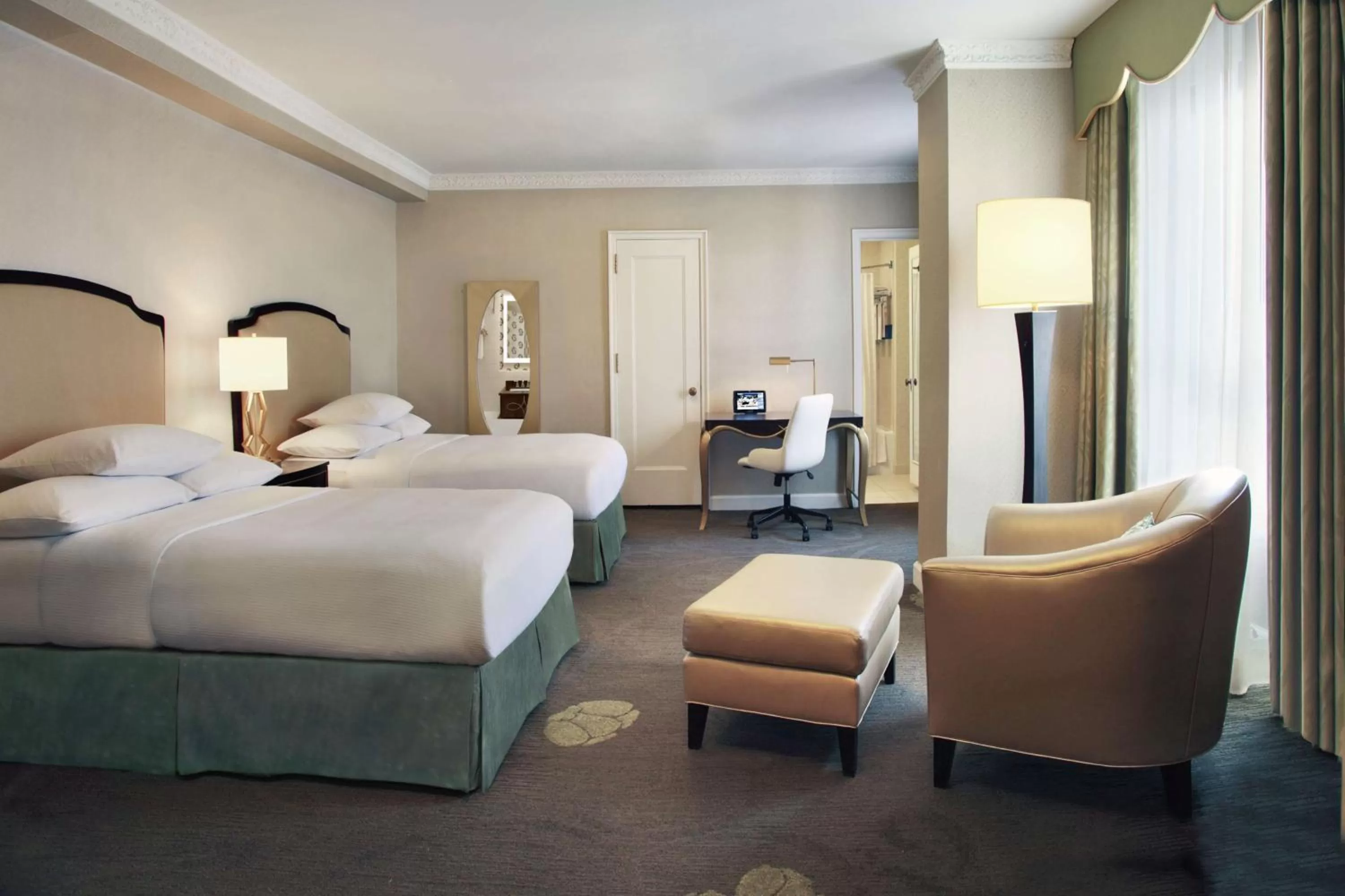 Bedroom, Bed in The Palmer House Hilton