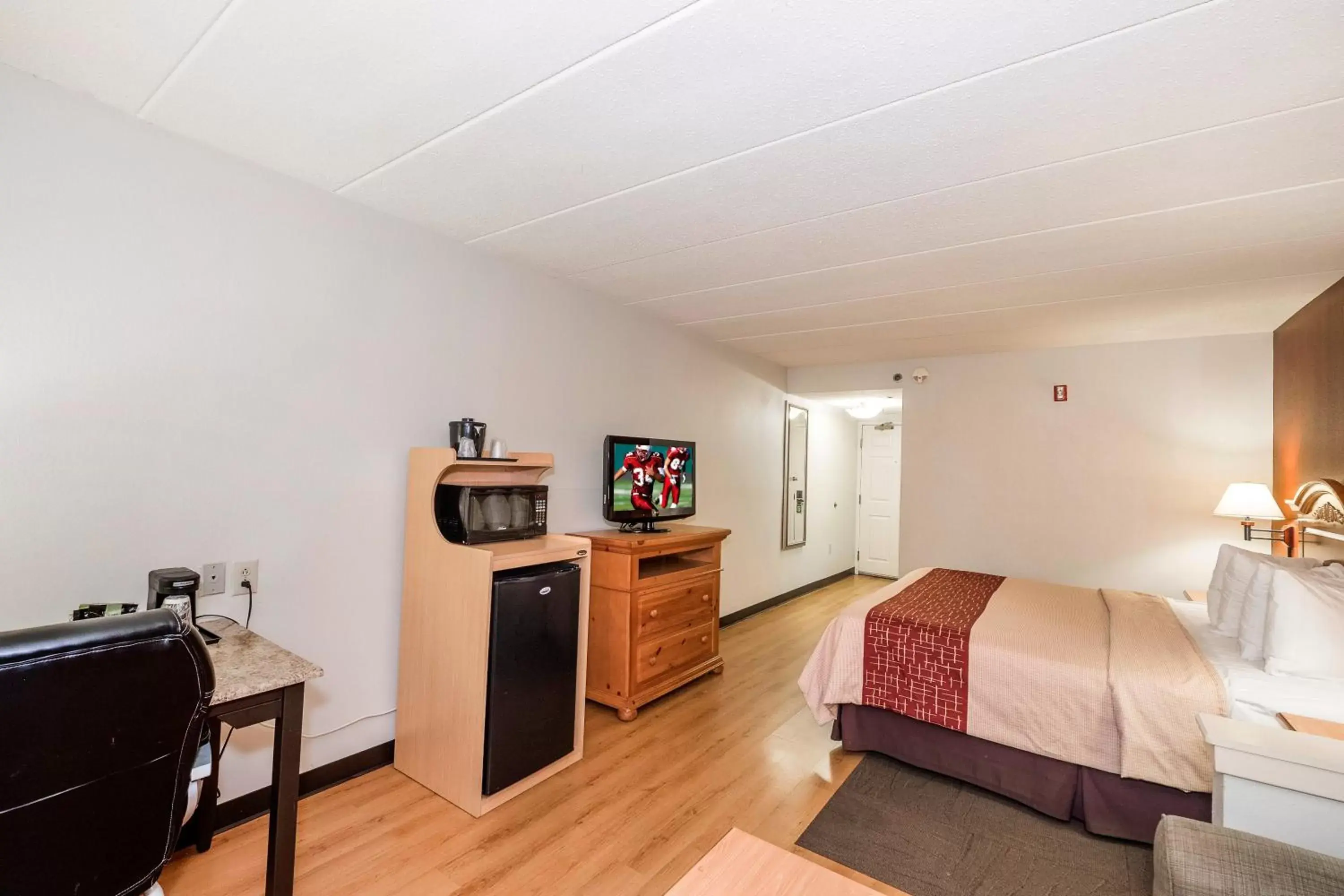 Photo of the whole room, TV/Entertainment Center in Red Roof Inn & Suites Stafford