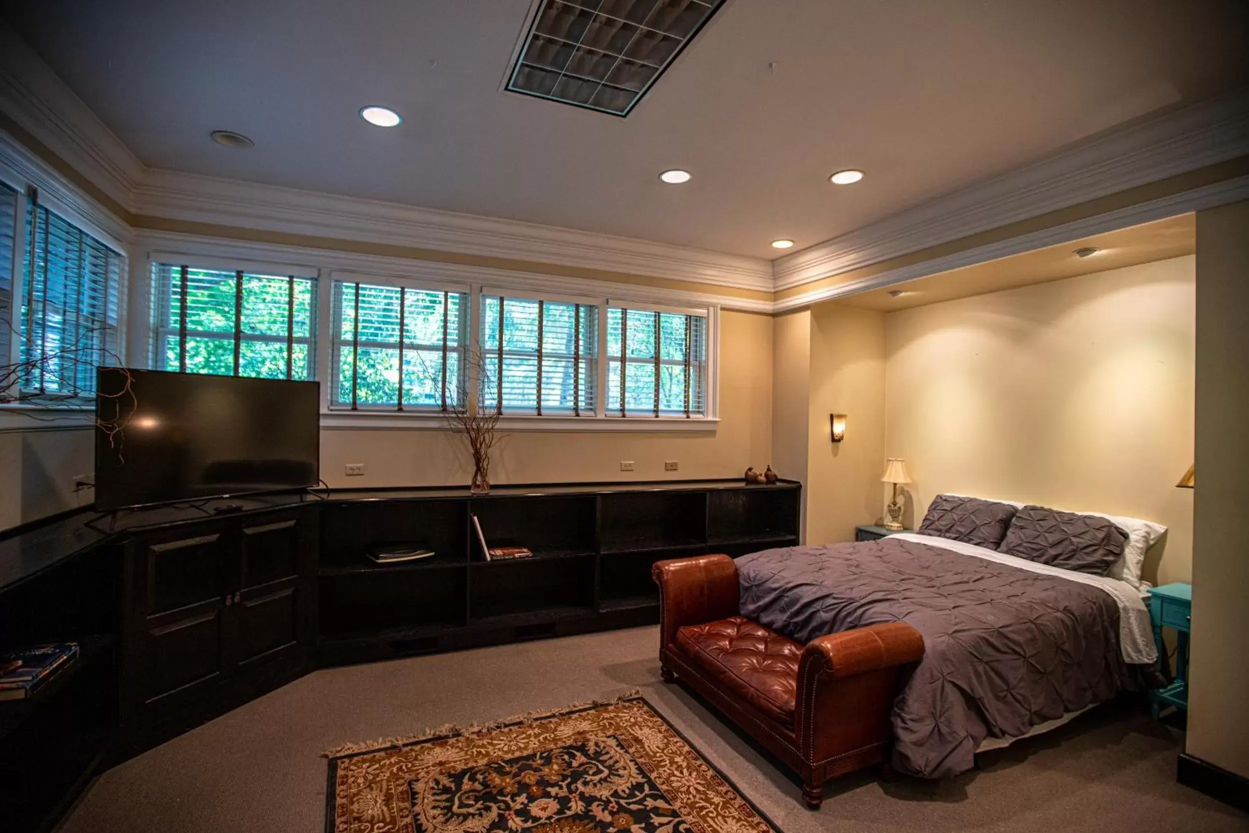 Bed, TV/Entertainment Center in Washington Street Quarters