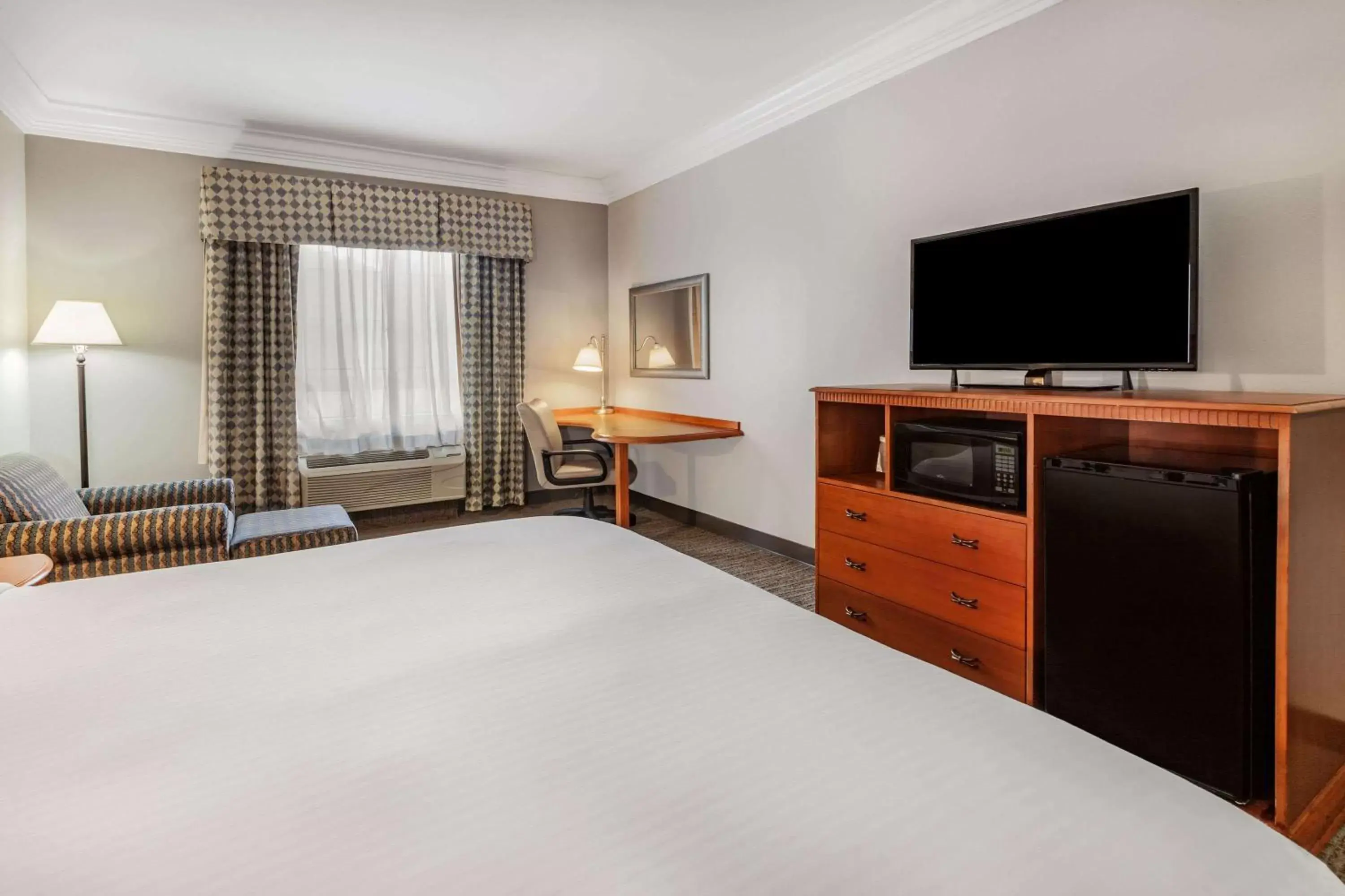 Photo of the whole room, TV/Entertainment Center in Days Inn by Wyndham Alta Vista