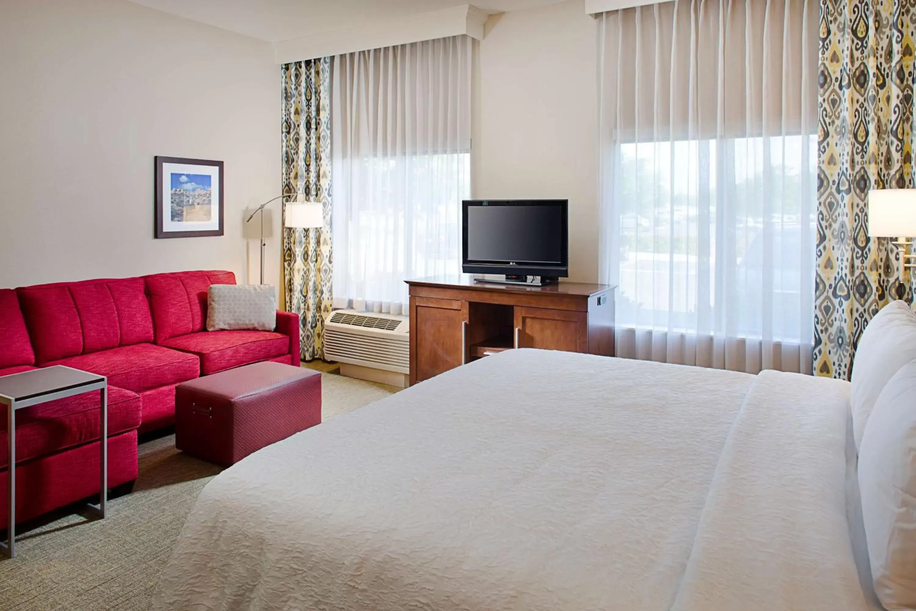 Bed, TV/Entertainment Center in Hampton Inn & Suites Palmdale
