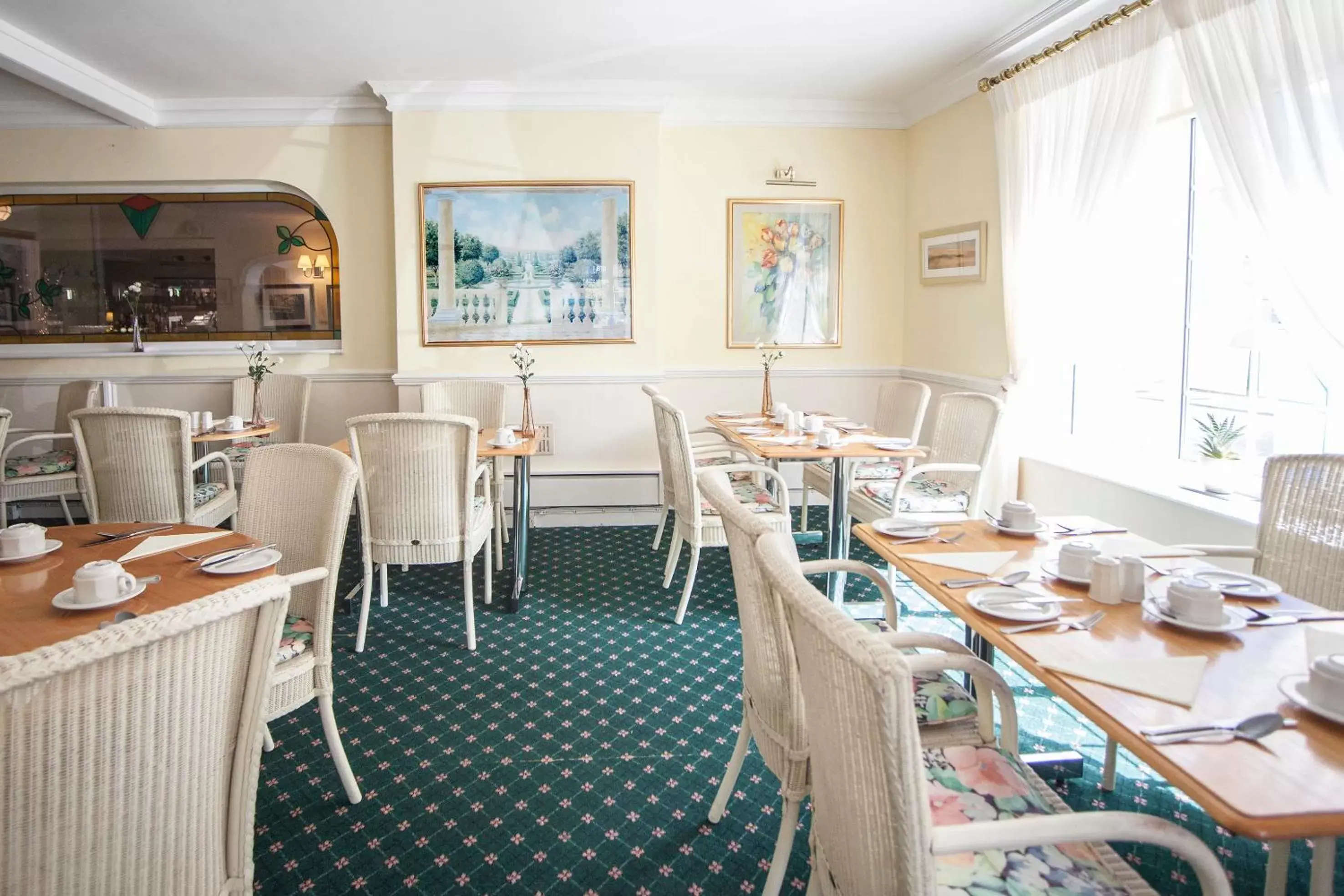 Restaurant/Places to Eat in The Walnut Tree Hotel