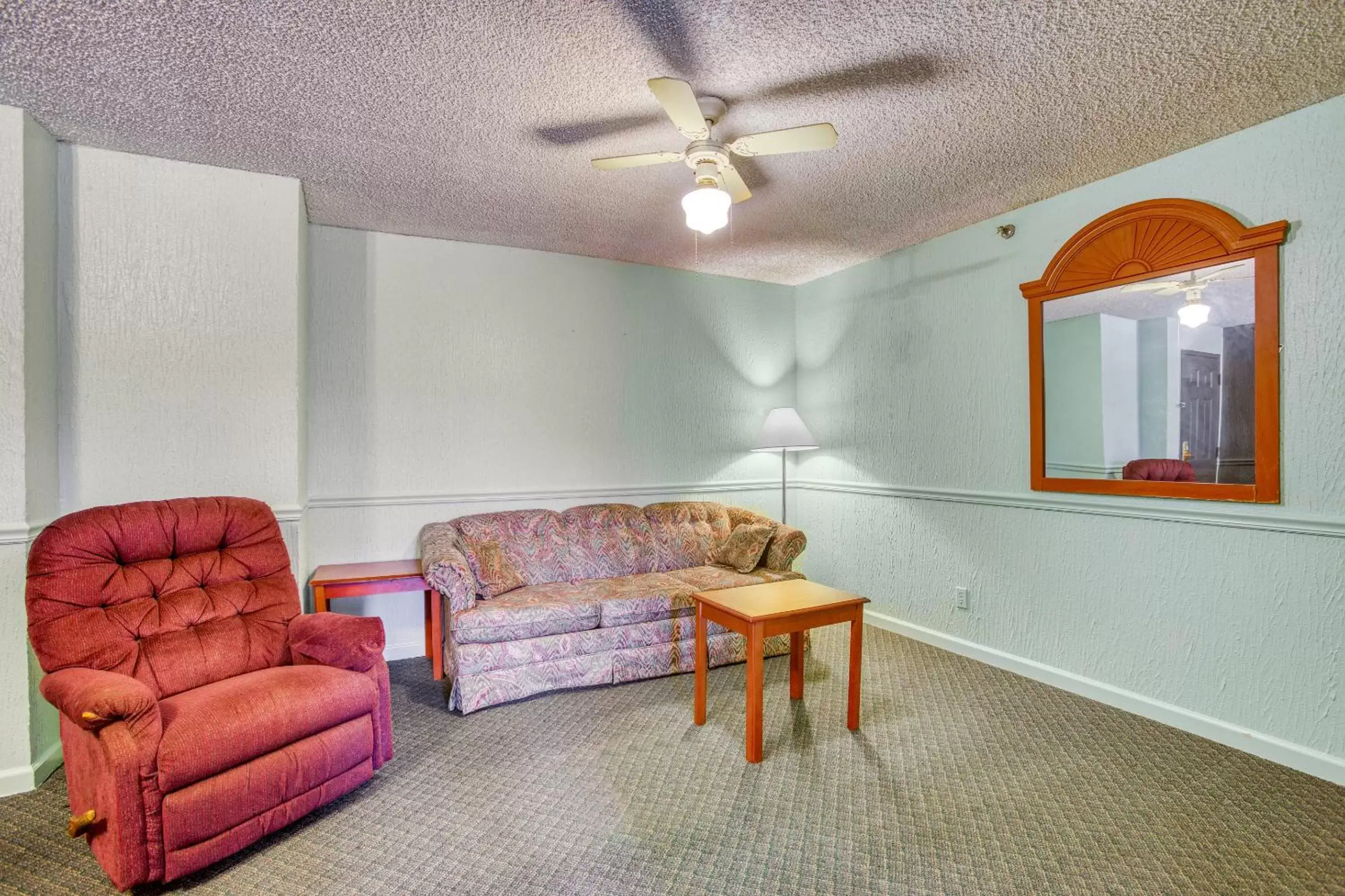 Seating Area in OYO Townhouse Tulsa Woodland Hills