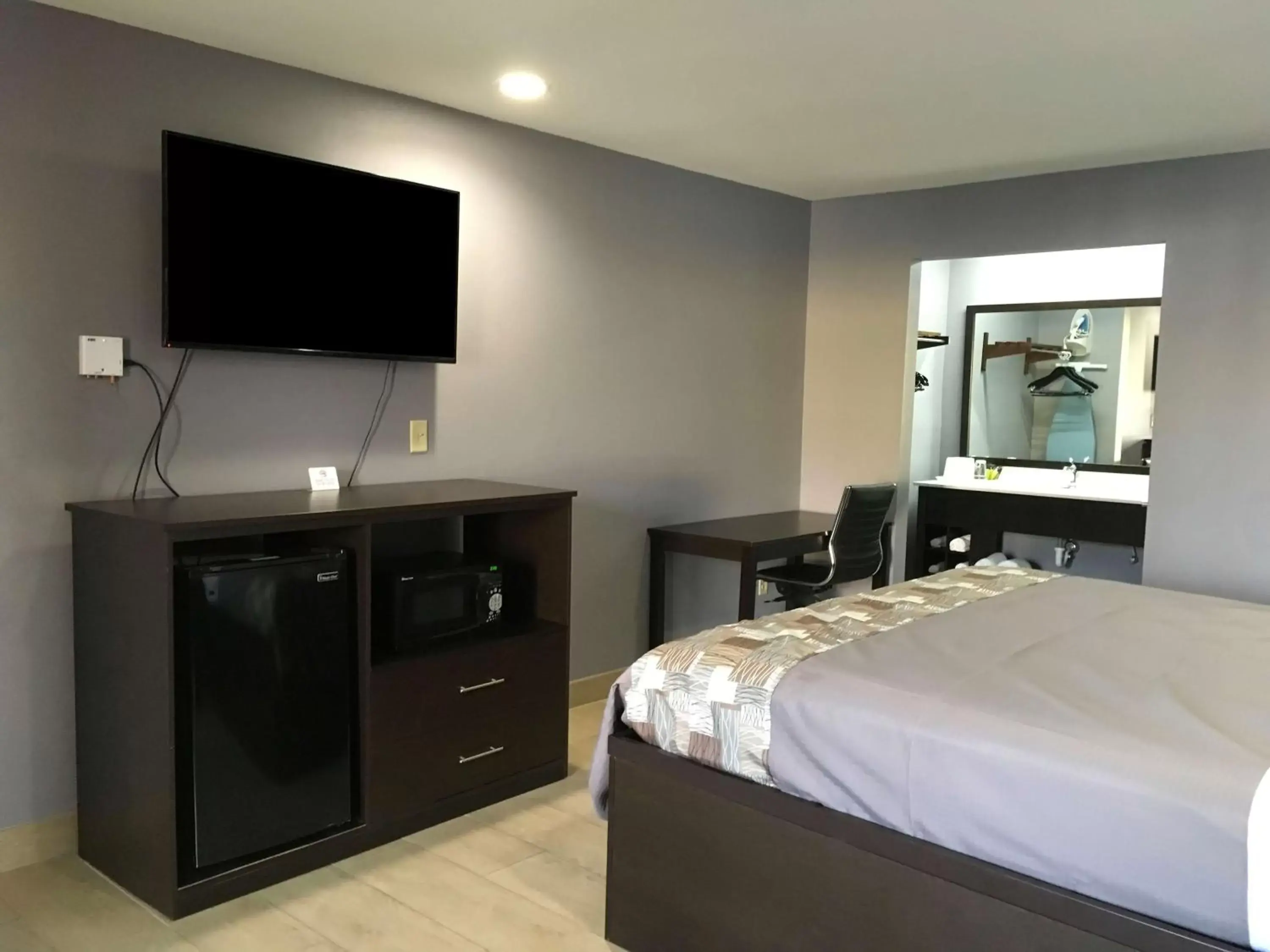 Bedroom, TV/Entertainment Center in Americas Best Value Inn Denham Springs
