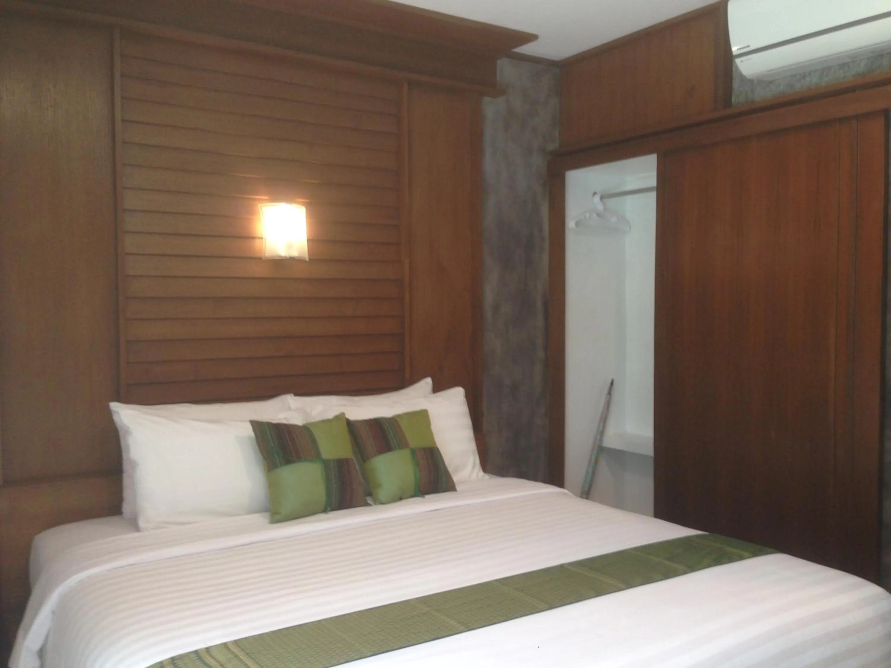 Bed in BaanPhong Lanta