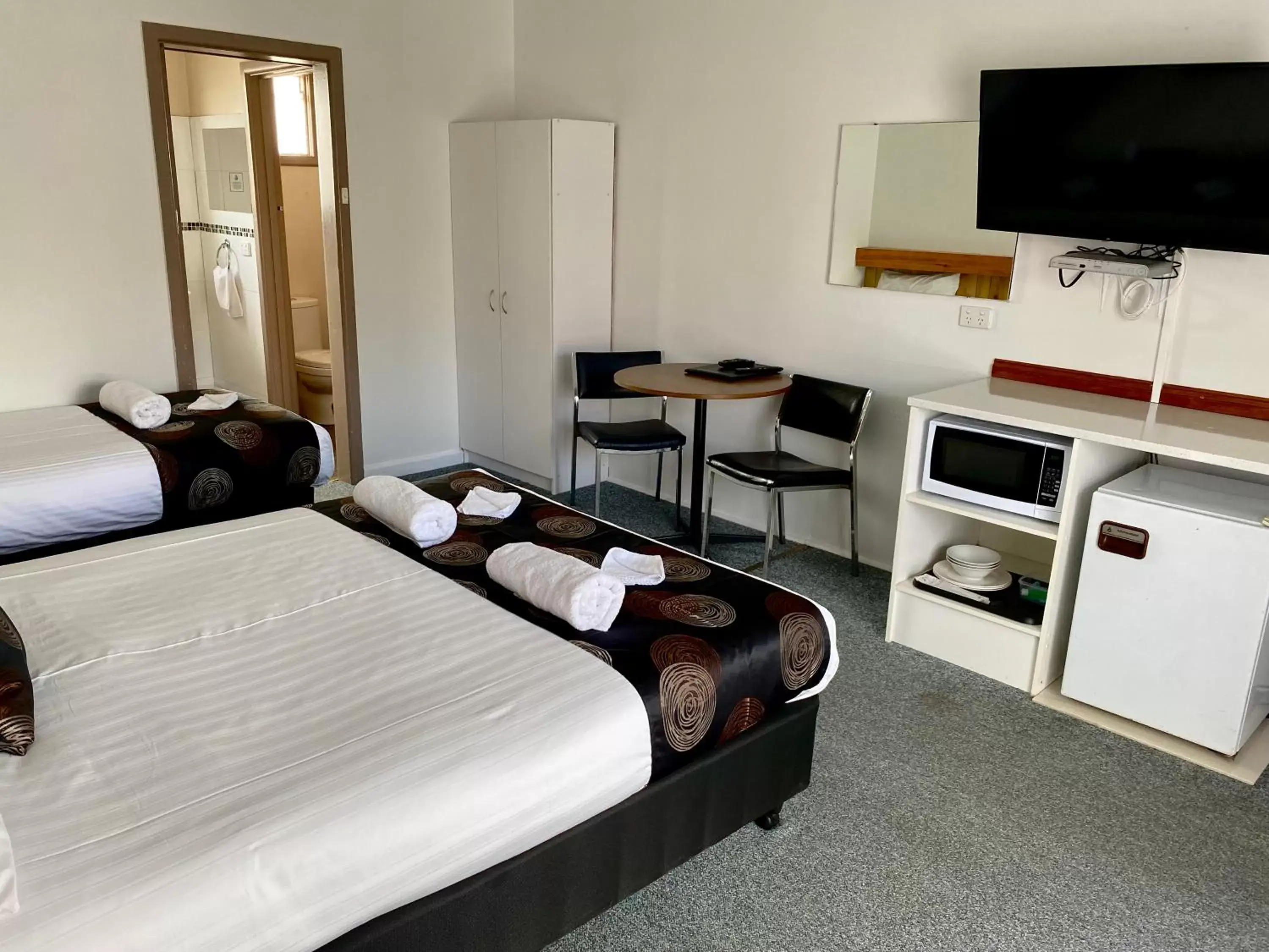 Kitchen or kitchenette, TV/Entertainment Center in Motel Stawell