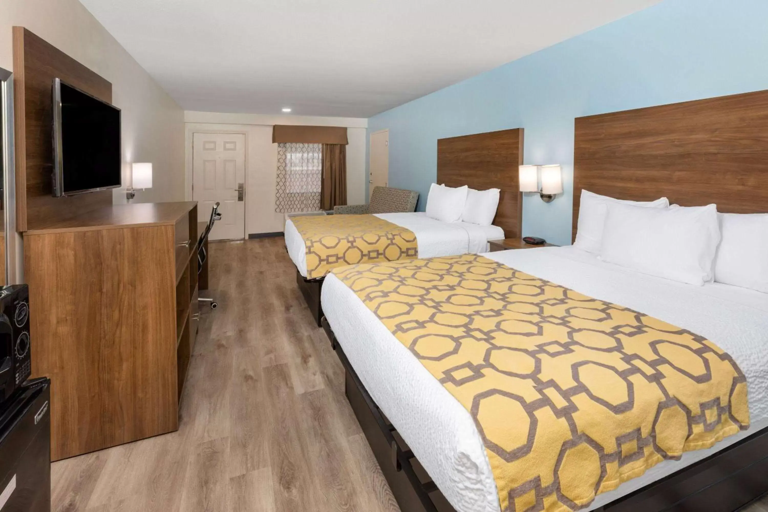 Photo of the whole room, Bed in Baymont by Wyndham Biloxi - Ocean Springs